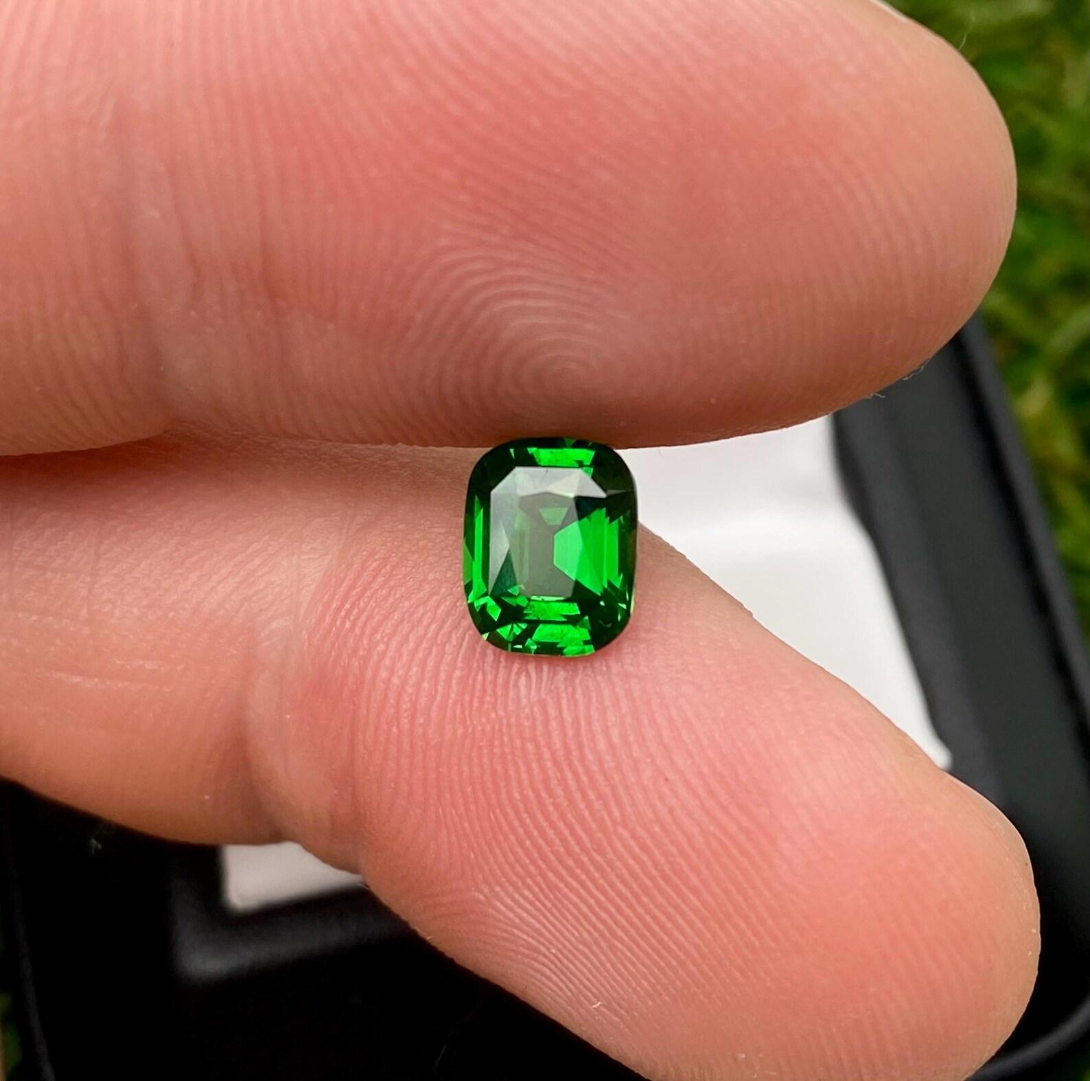 Granato di Tsavorite sfuso 1,66 Ct. gemma naturale, Cuscino, Tanzania, Certificato in vendita 5