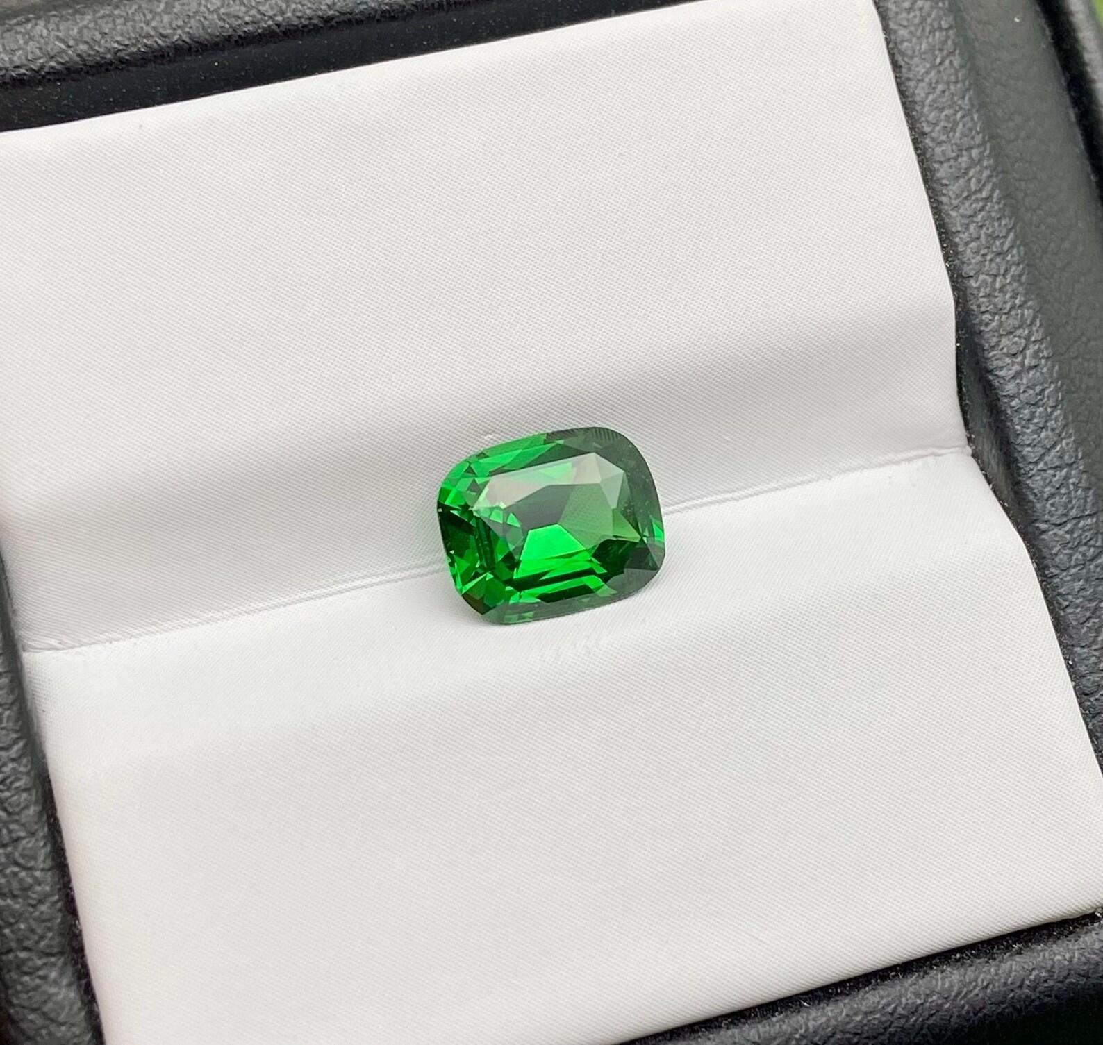 Granato di Tsavorite sfuso 1,66 Ct. gemma naturale, Cuscino, Tanzania, Certificato In condizioni Nuovo in vendita a Daugavpils, LV