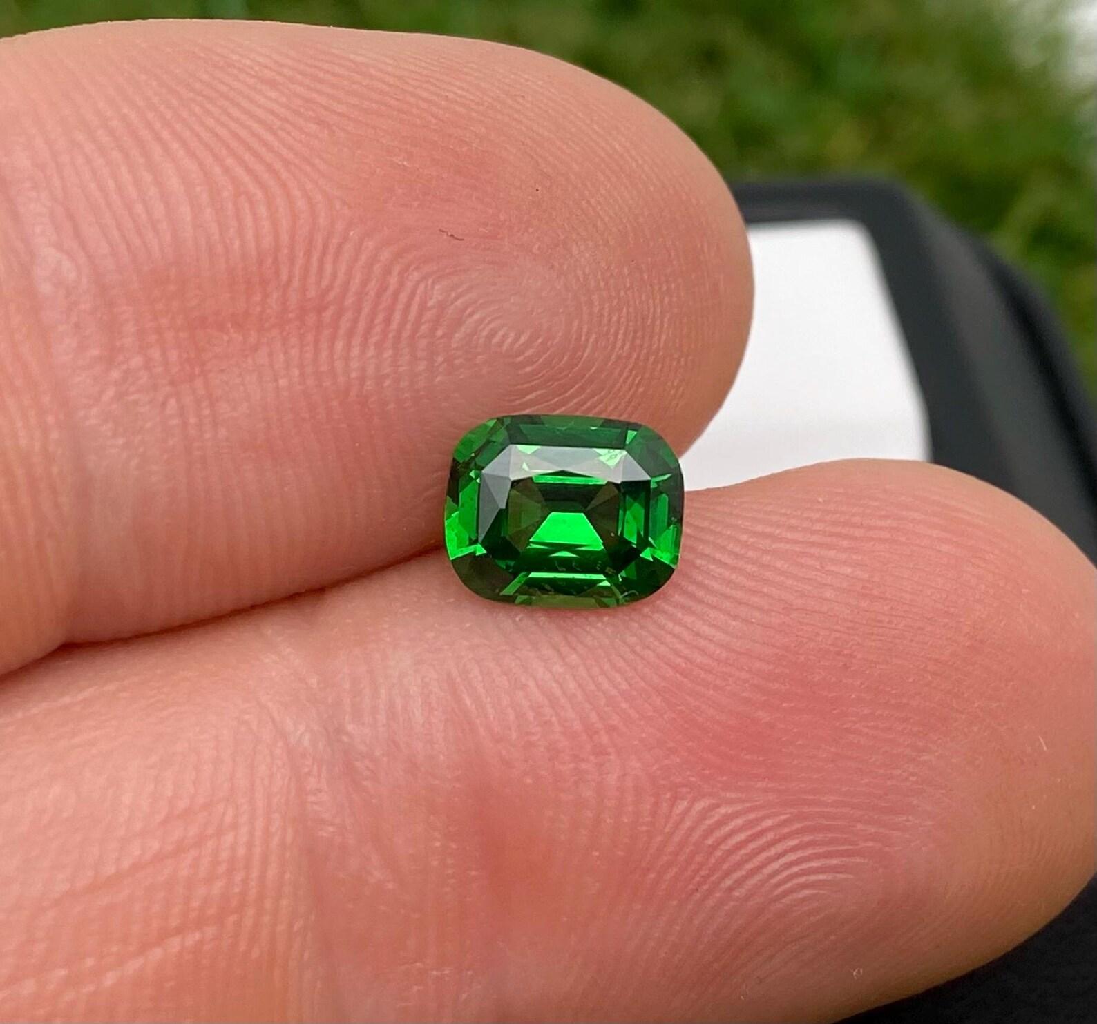 Granato di Tsavorite sfuso 1,66 Ct. gemma naturale, Cuscino, Tanzania, Certificato in vendita 2