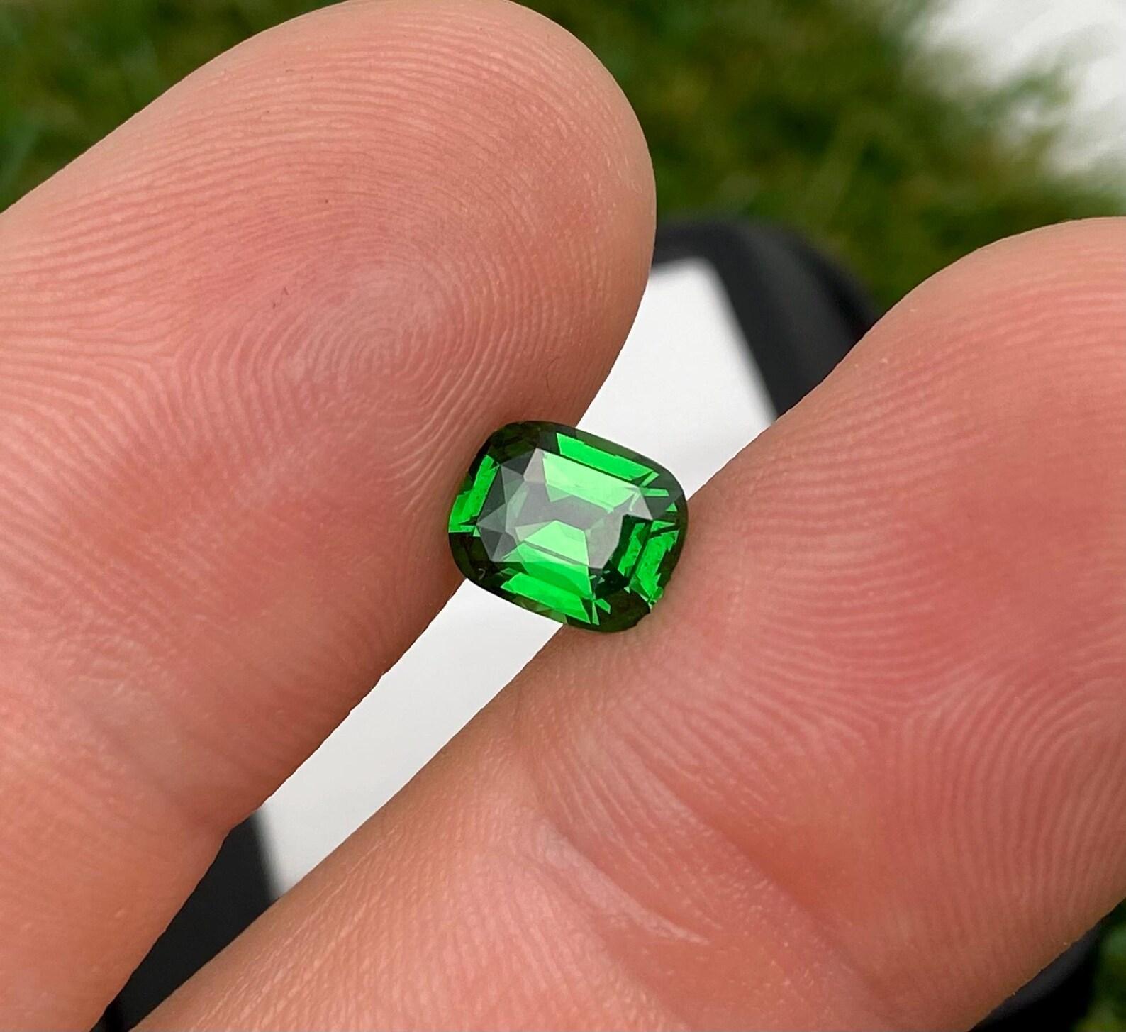 Granato di Tsavorite sfuso 1,66 Ct. gemma naturale, Cuscino, Tanzania, Certificato in vendita 3