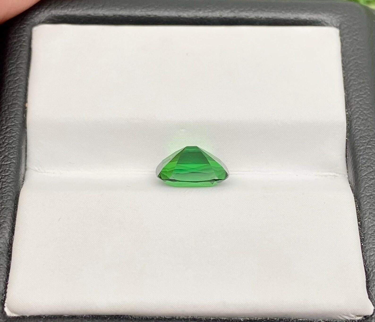 Granato di Tsavorite sfuso 1,66 Ct. gemma naturale, Cuscino, Tanzania, Certificato in vendita 4