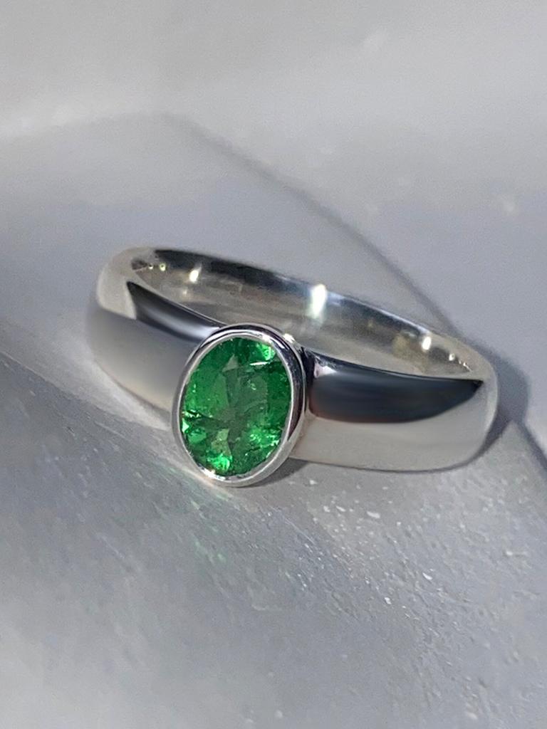 Tsavorite garnet ring silver Vintage style Green Gemstone Jewelry In New Condition For Sale In Berlin, DE