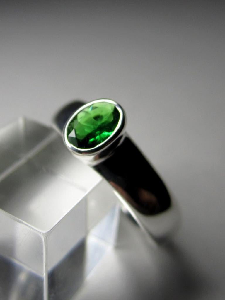 Women's or Men's Tsavorite garnet ring silver Vintage style Green Gemstone Jewelry For Sale