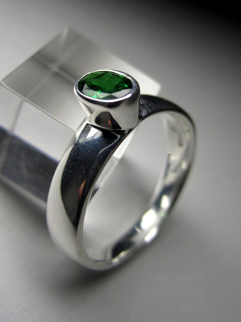 Tsavorite garnet ring silver Vintage style Green Gemstone Jewelry For Sale 1
