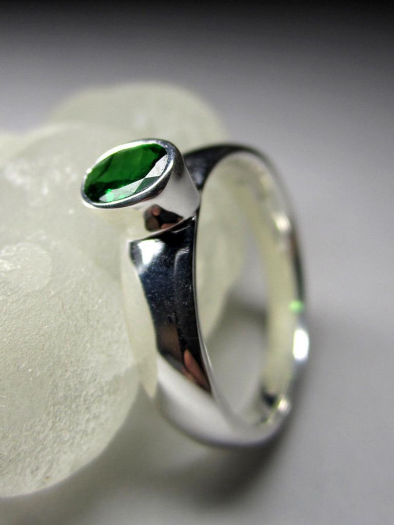 Tsavorite garnet ring silver Vintage style Green Gemstone Jewelry For Sale 2