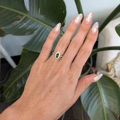 Bague en grenat tsavorite rehaussée de diamants naturels : or massif 14 carats, 8 x 4 mm