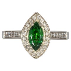 Bague en grenat tsavorite rehaussée de diamants naturels : or massif 14 carats, 8 x 4 mm