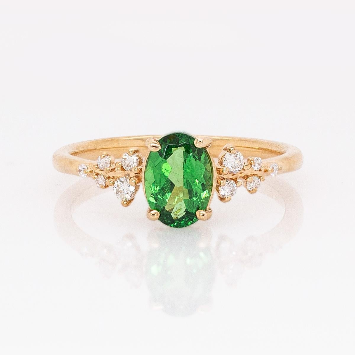 Contemporaneo Anello con granato tsavorite e diamanti naturali: Oro massiccio 14k, ovale 7x5mm in vendita