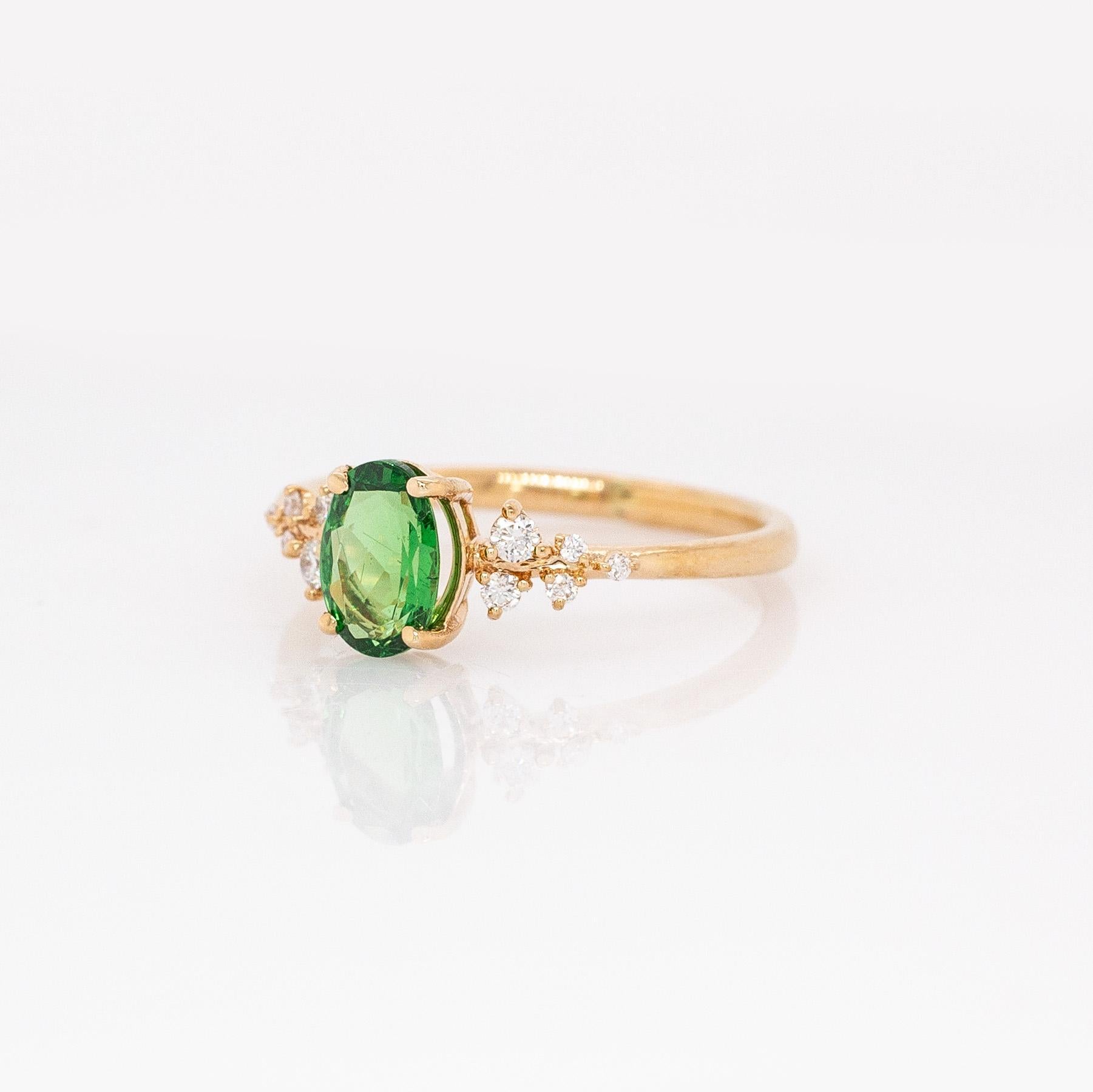 Taglio ovale Anello con granato tsavorite e diamanti naturali: Oro massiccio 14k, ovale 7x5mm in vendita