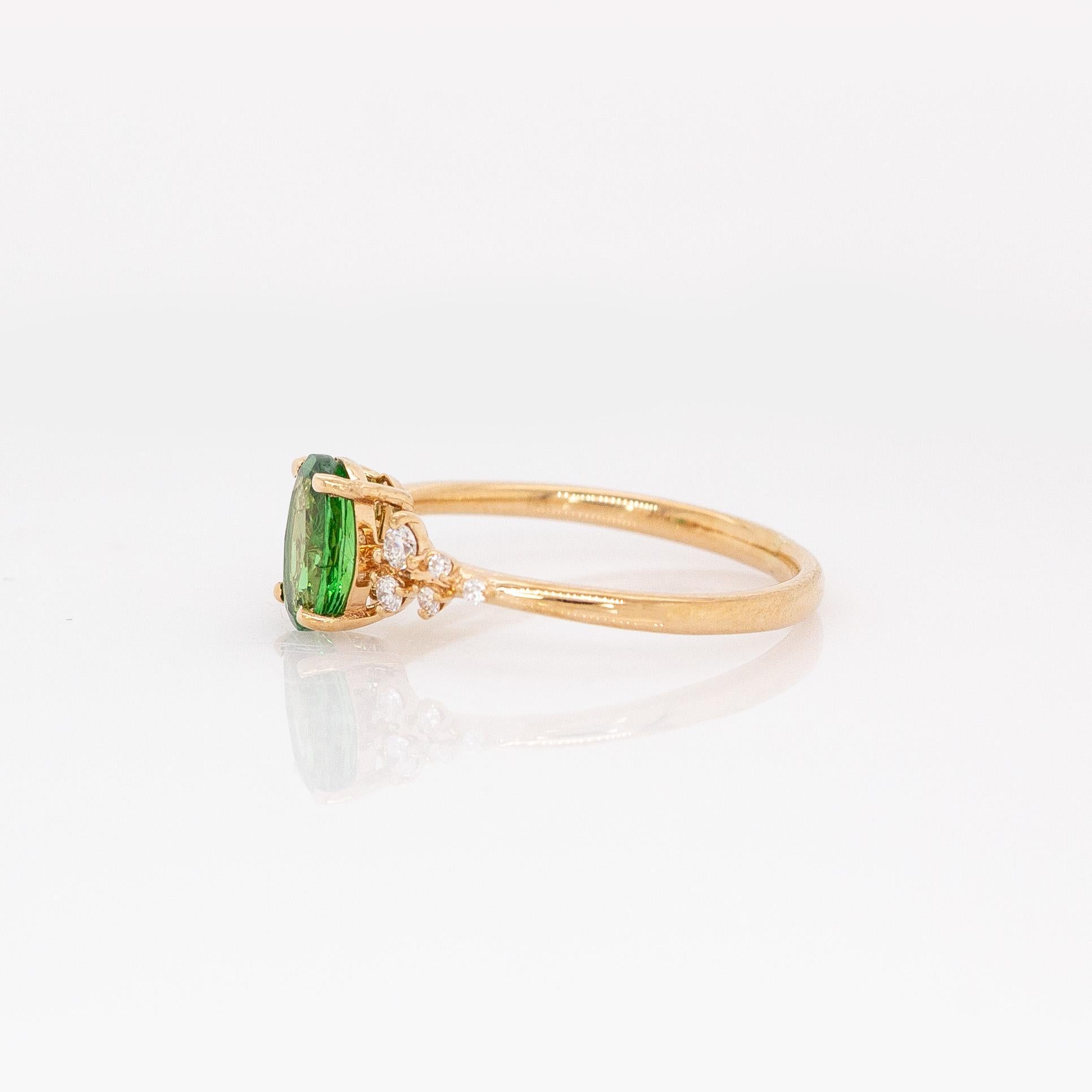 Anello con granato tsavorite e diamanti naturali: Oro massiccio 14k, ovale 7x5mm In condizioni Nuovo in vendita a Columbus, OH