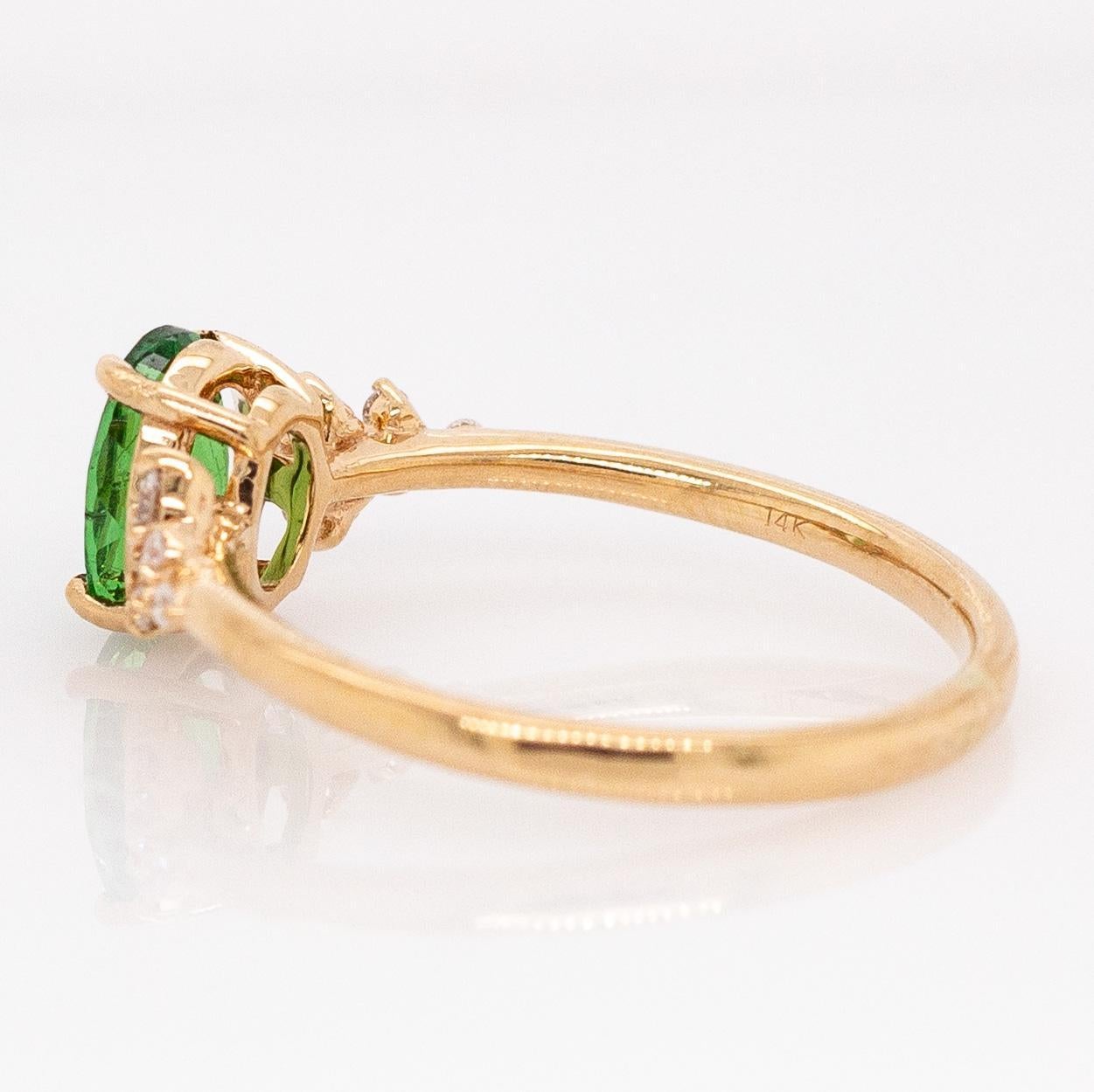 Anello con granato tsavorite e diamanti naturali: Oro massiccio 14k, ovale 7x5mm in vendita 1