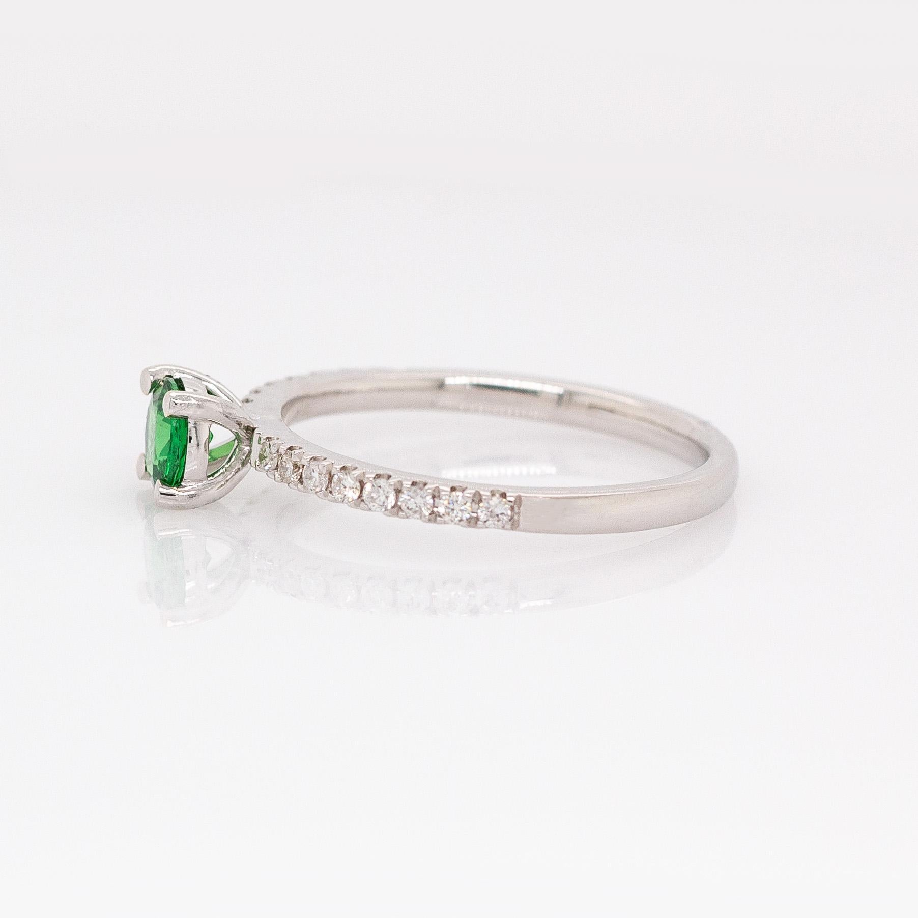 Anello con granato tsavorite e diamanti naturali: Oro bianco massiccio 14k, 4,5 mm In condizioni Nuovo in vendita a Columbus, OH
