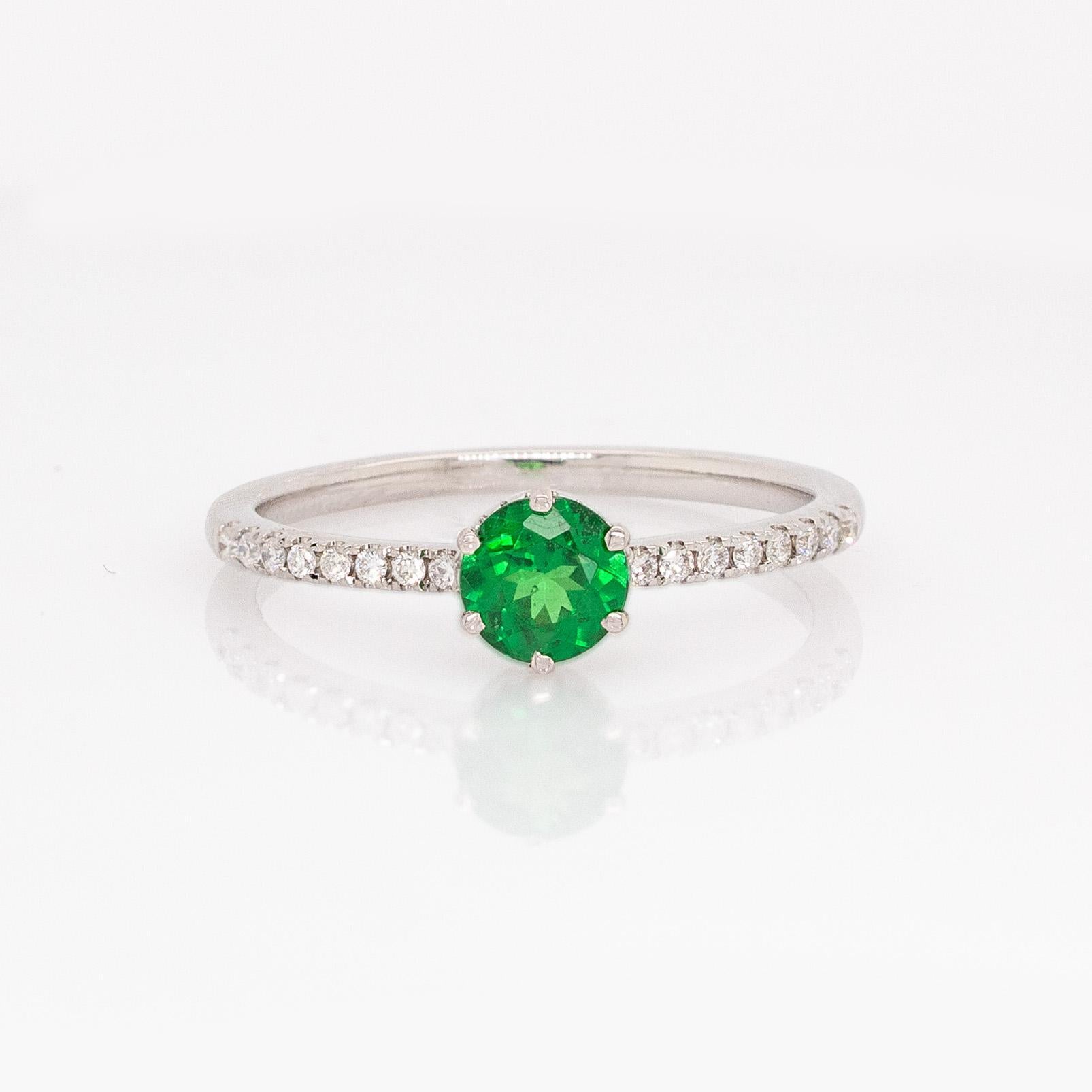 Contemporain Bague en grenat tsavorite avec accents de diamants naturels : Or blanc 14k massif, 5mm en vente