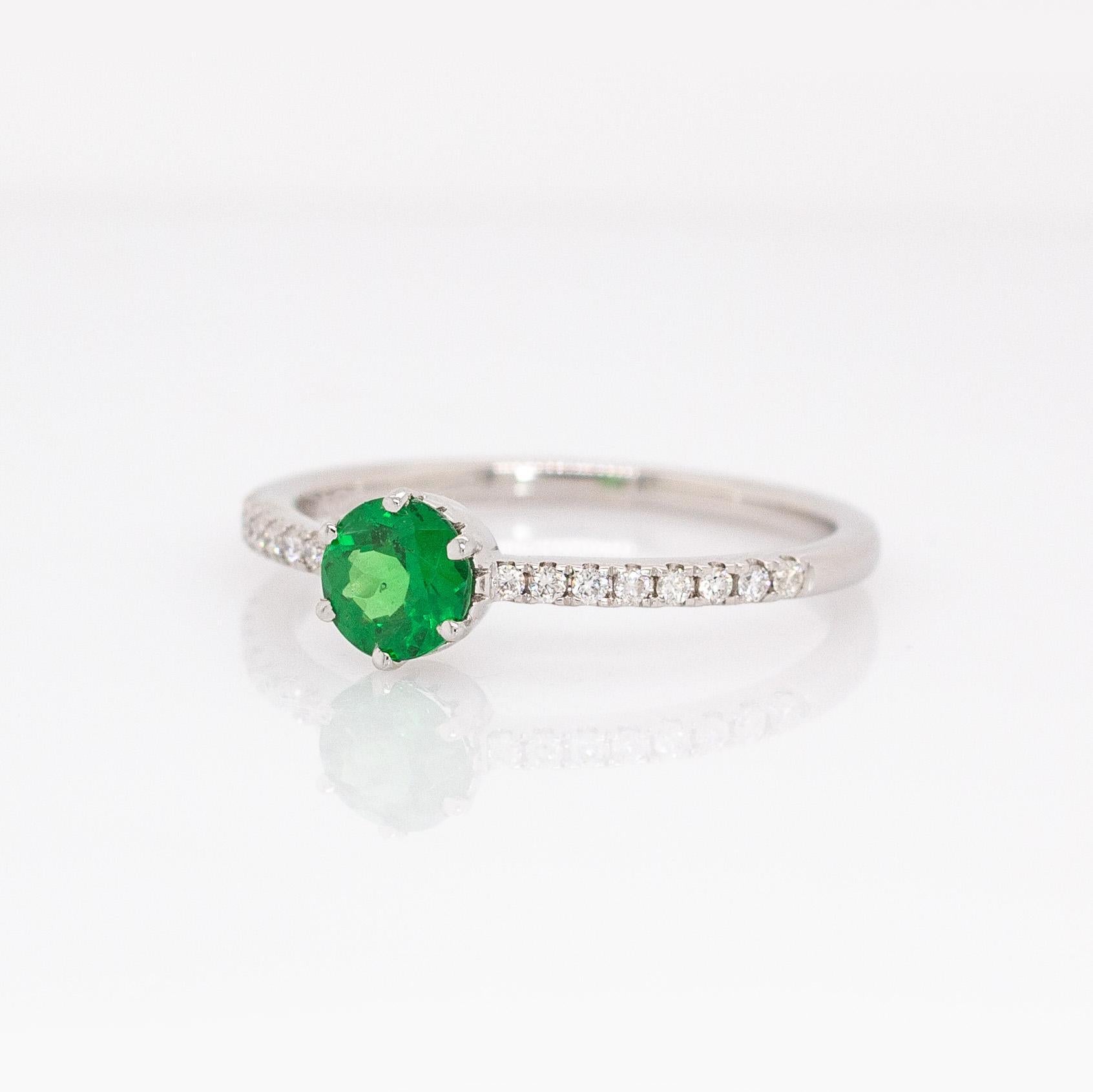 Taille ronde Bague en grenat tsavorite avec accents de diamants naturels : Or blanc 14k massif, 5mm en vente