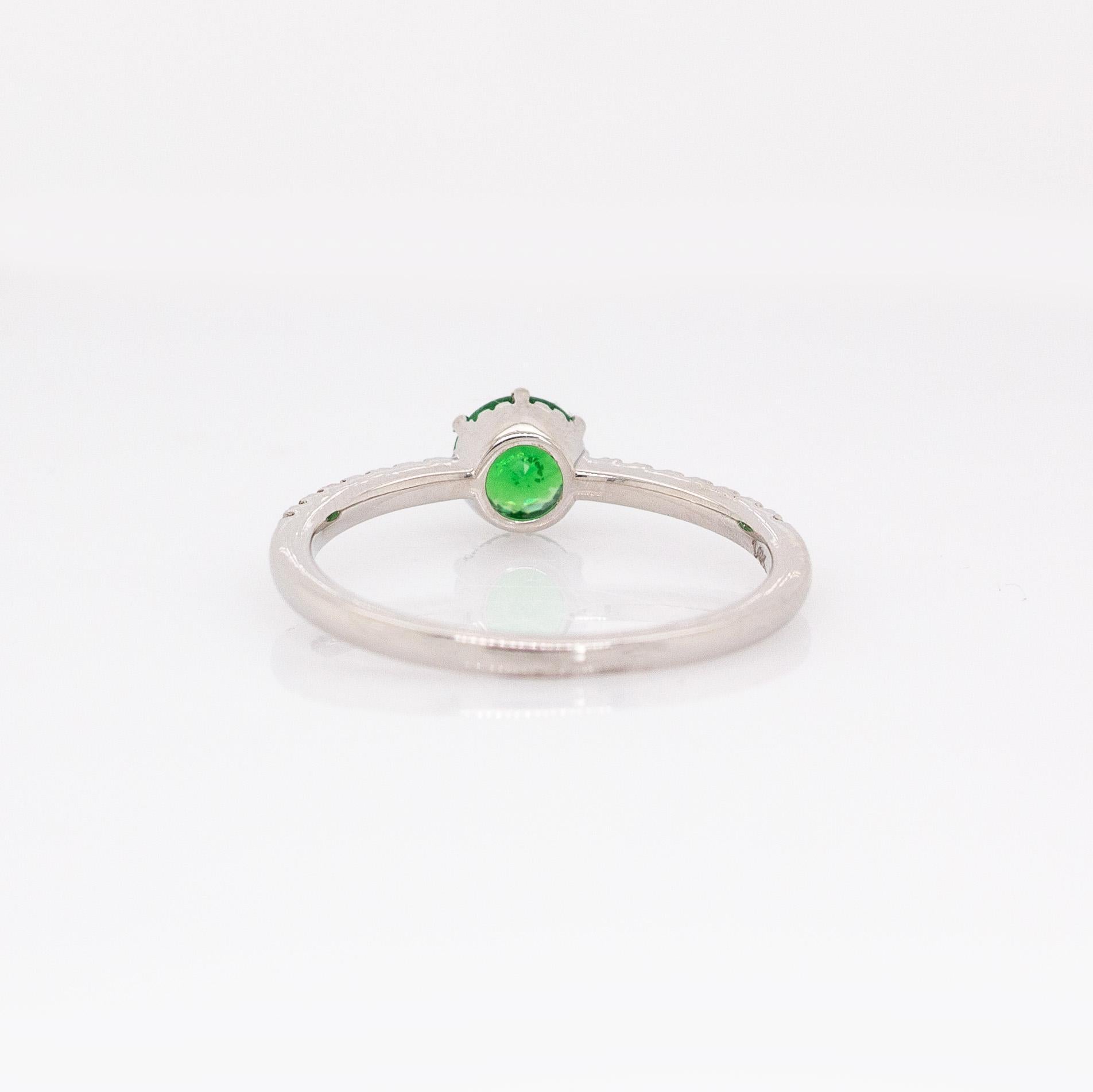 Bague en grenat tsavorite avec accents de diamants naturels : Or blanc 14k massif, 5mm Pour femmes en vente