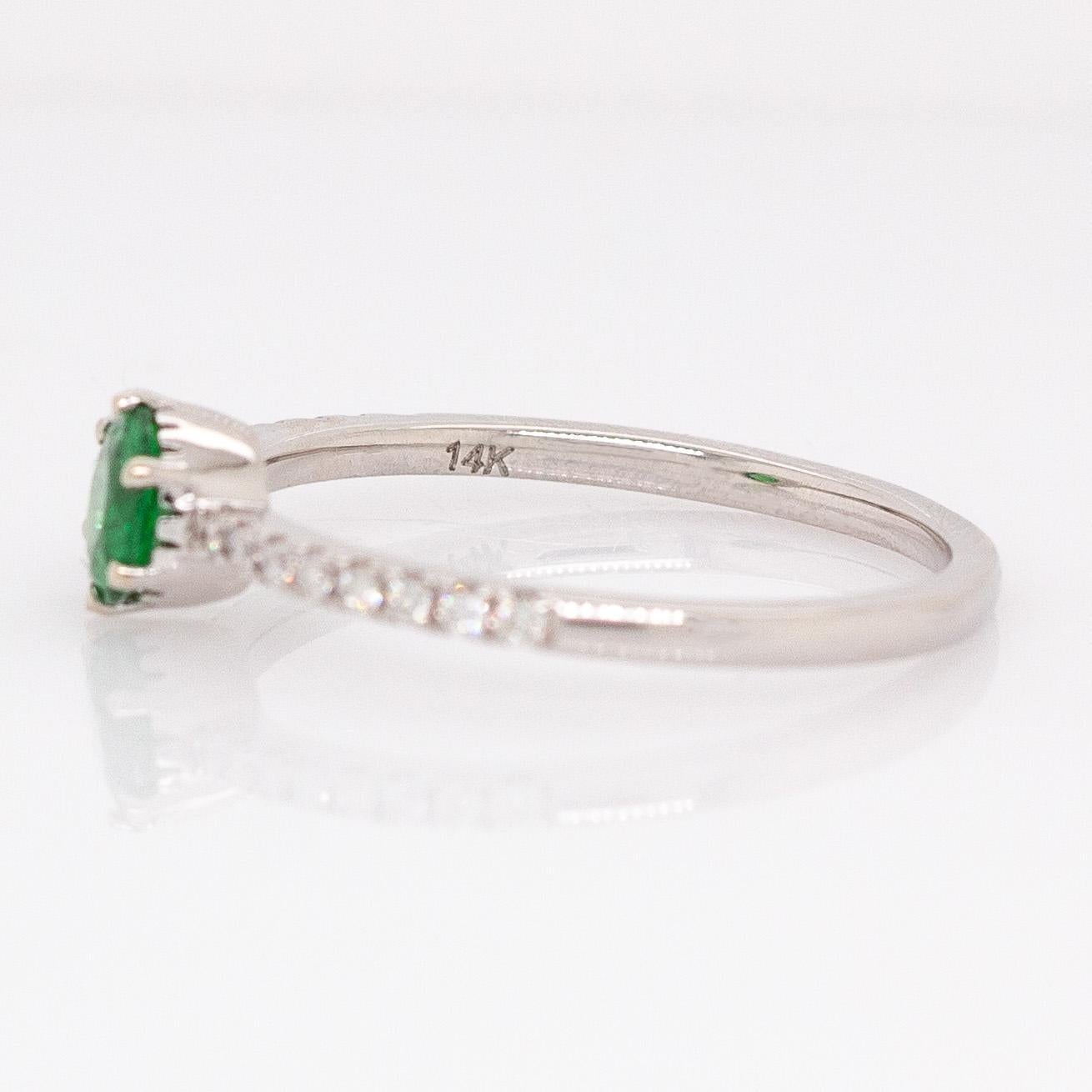 Bague en grenat tsavorite avec accents de diamants naturels : Or blanc 14k massif, 5mm en vente 1