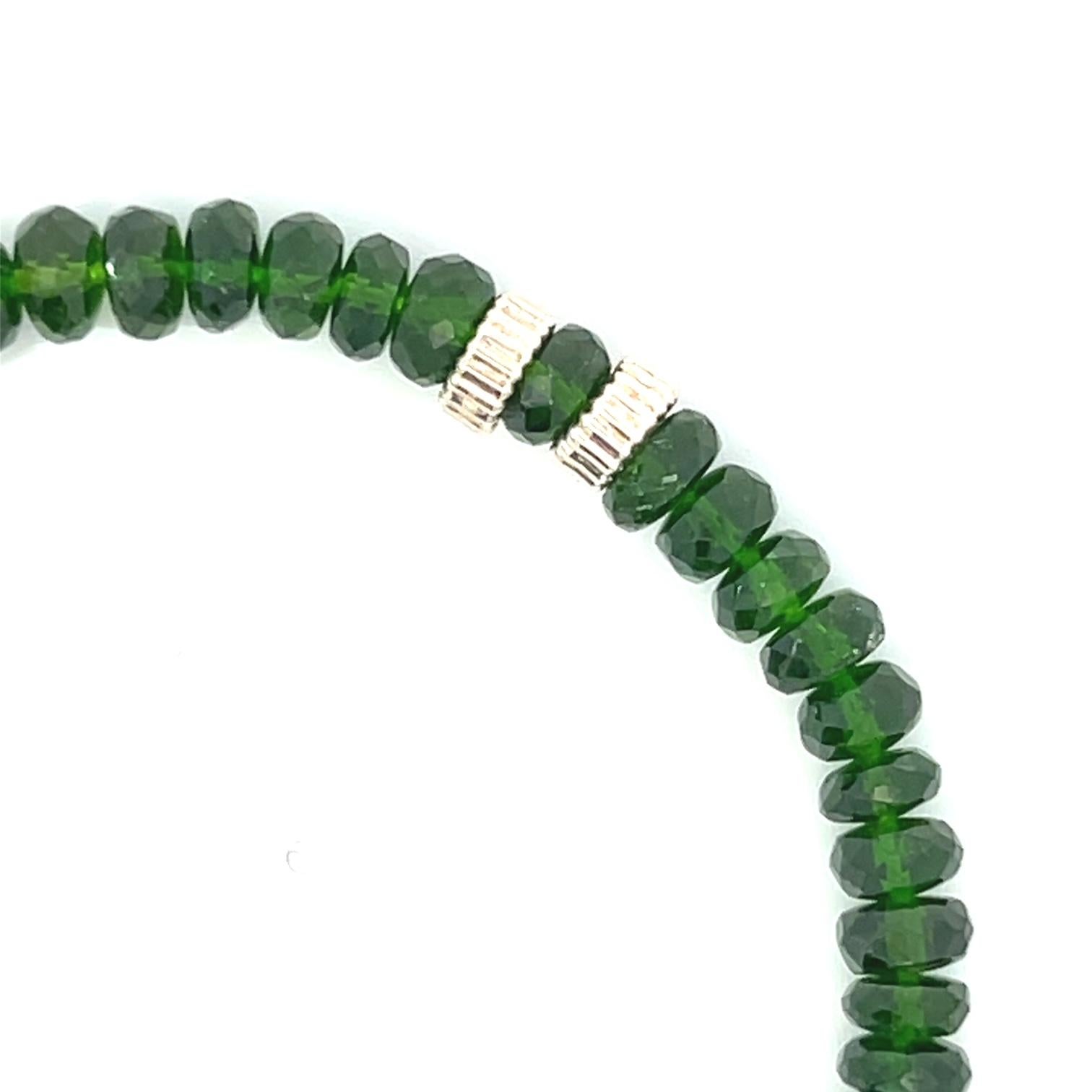 Vibrante e sofisticato, questo braccialetto elastico da 8 pollici presenta circa 67 carati di perle di tsavorite verde, famosa per il suo colore intenso e la sua brillantezza. Le gemme luminose sono elegantemente accentate da rondelle rigate in