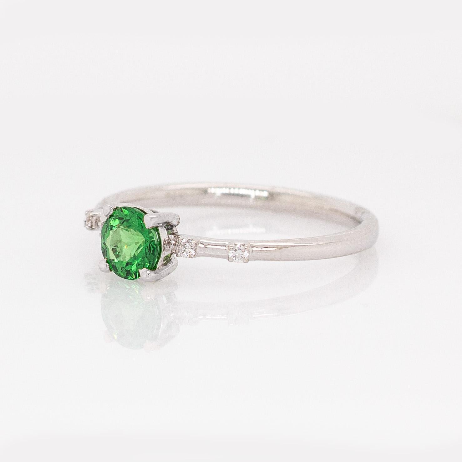 Taille ronde Grenat tsavorite avec accents de diamants naturels : Or blanc massif 14K, rond 5mm en vente