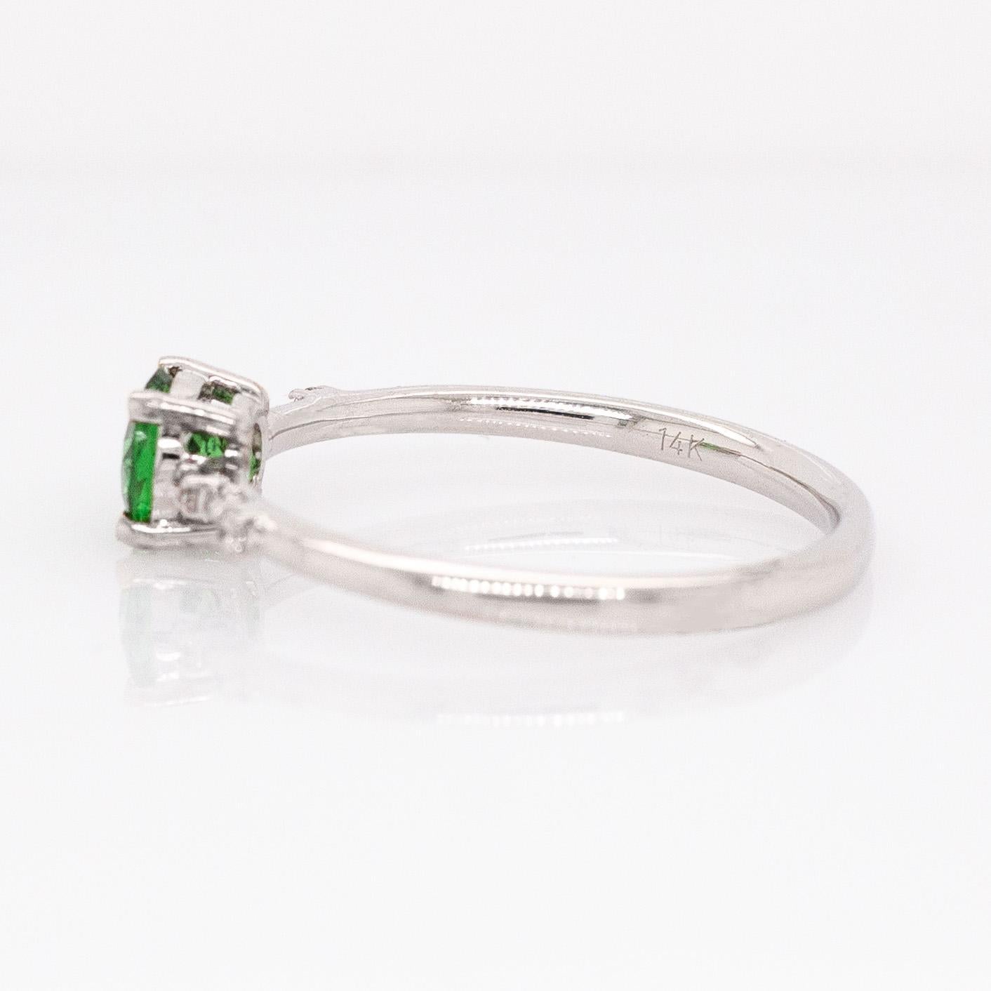 Grenat tsavorite avec accents de diamants naturels : Or blanc massif 14K, rond 5mm en vente 1