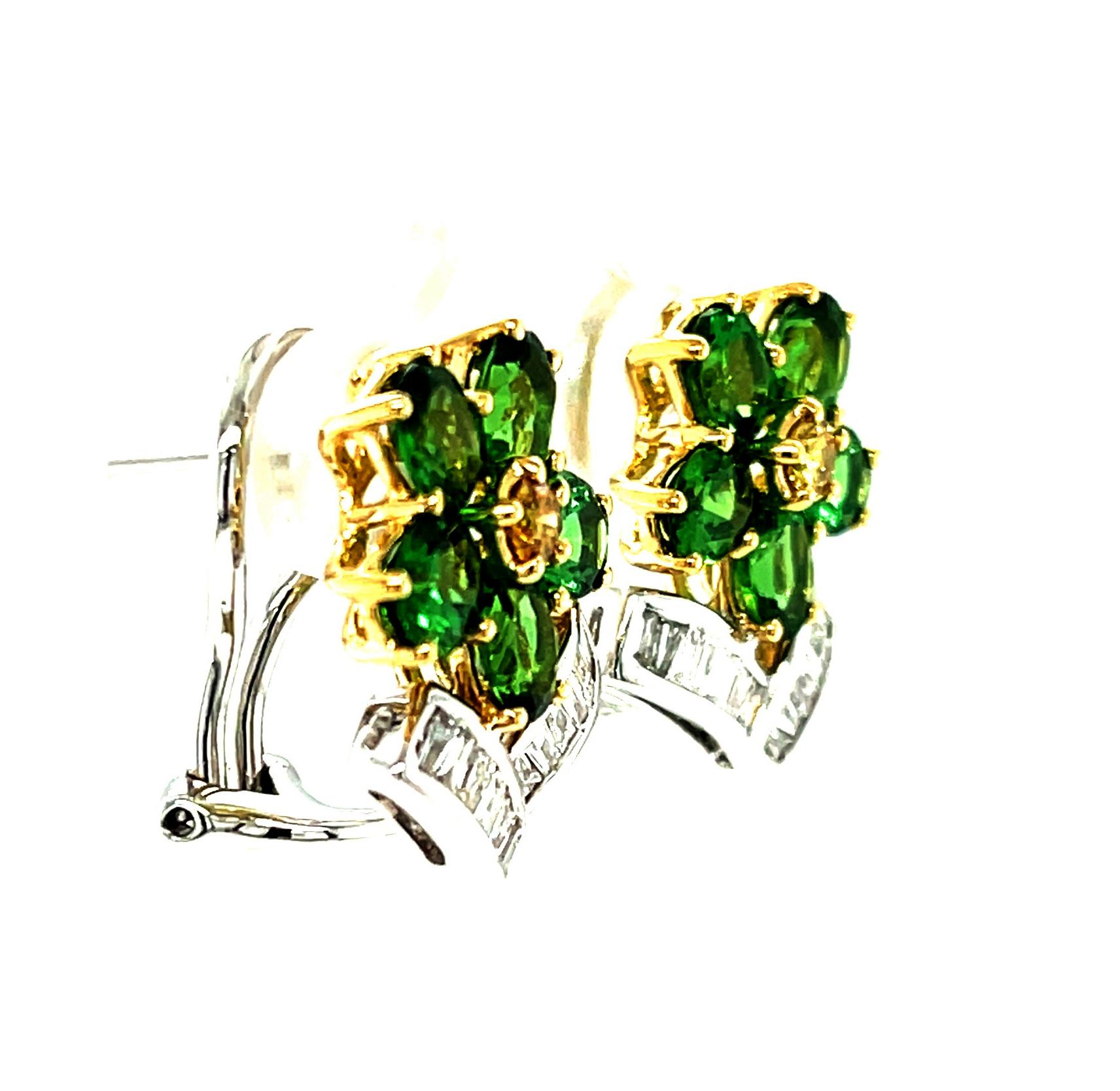 Französische Ohrclips aus 18 Karat Gold mit Tsavorit, gelben und weißen Diamanten (Kunsthandwerker*in) im Angebot