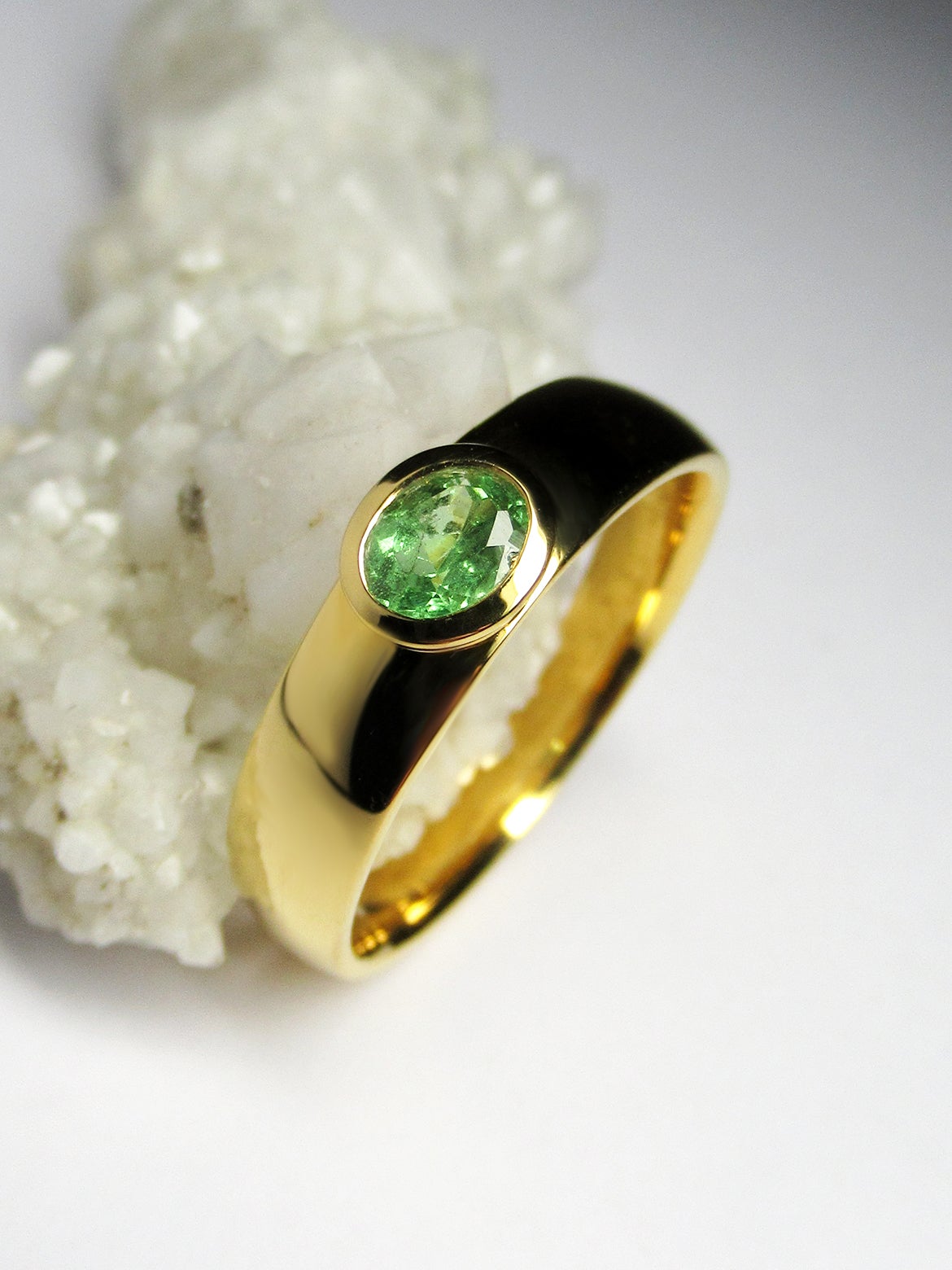 Tsavorite Gold Ring Jewelry Bright Deep Green Garnet LGBTQ Engagement Jewellery For Sale