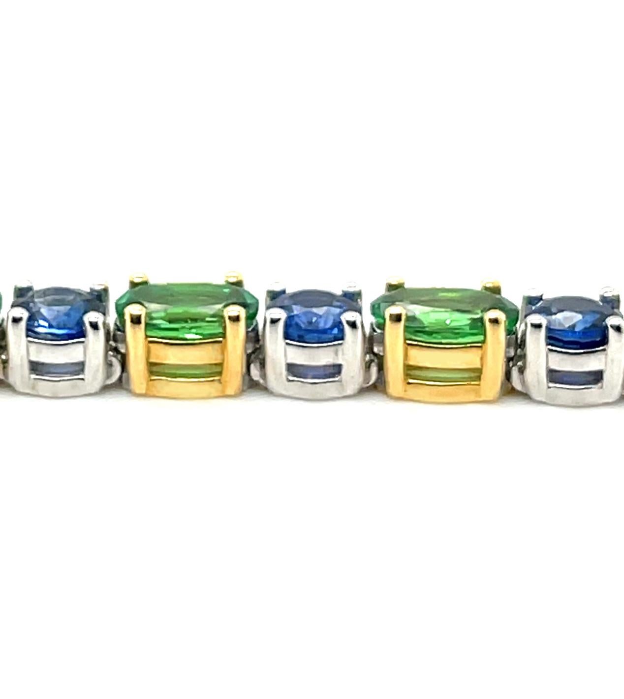 Gliederarmband aus 18 Karat Gold mit Tsavorit, grünem Granat und blauem Saphir (Kunsthandwerker*in) im Angebot