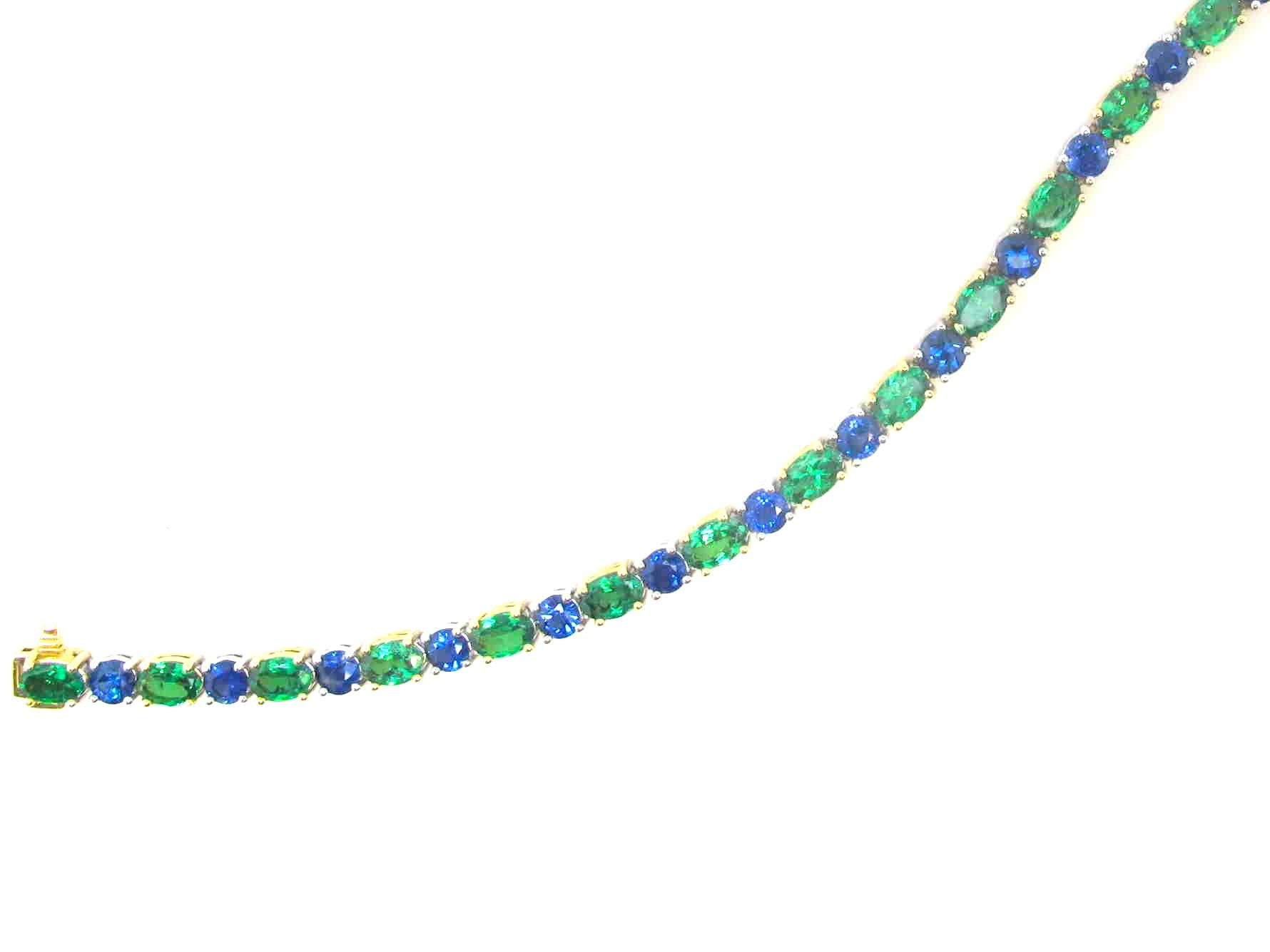 Tsavorite Green Garnet and Blue Sapphire Link Bracelet in 18k Gold In New Condition For Sale In Los Angeles, CA