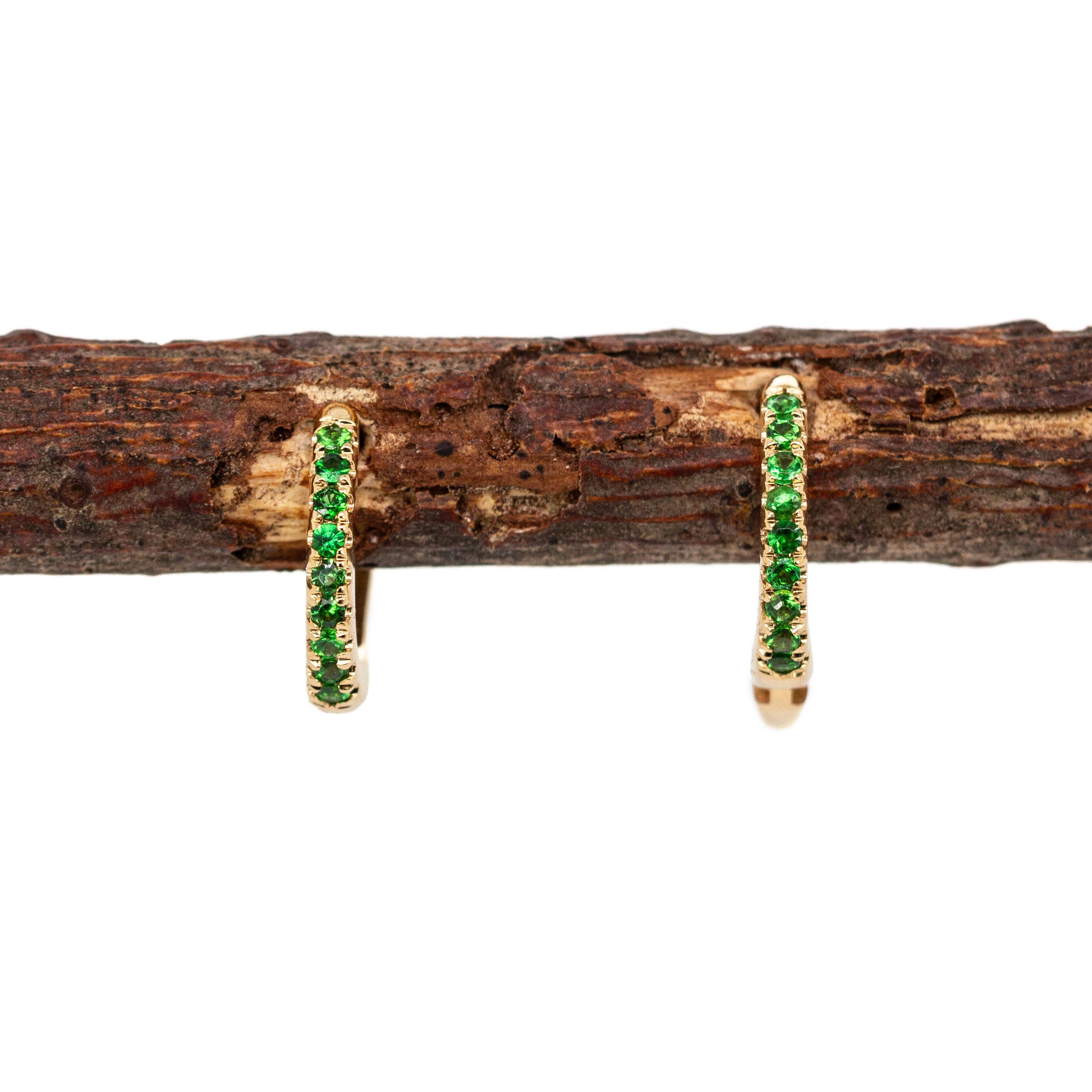 Tsavorit Huggies in massivem 14K Gelbgold  Verriegelung hinten 10mm im Zustand „Neu“ im Angebot in Columbus, OH