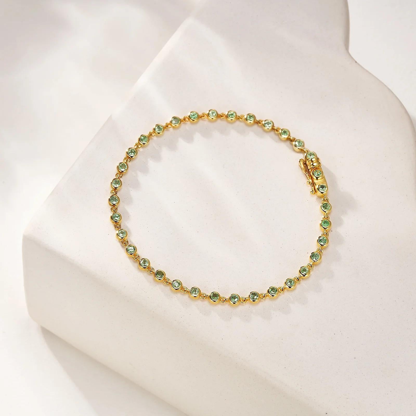 Il bracciale Nina Zhou Tsavorite Link è una squisita miscela di raffinatezza e fascino vibrante. Rinomate per la loro tonalità verde, le tsavoriti sono sapientemente tagliate per massimizzare il loro scintillio naturale, creando un accattivante