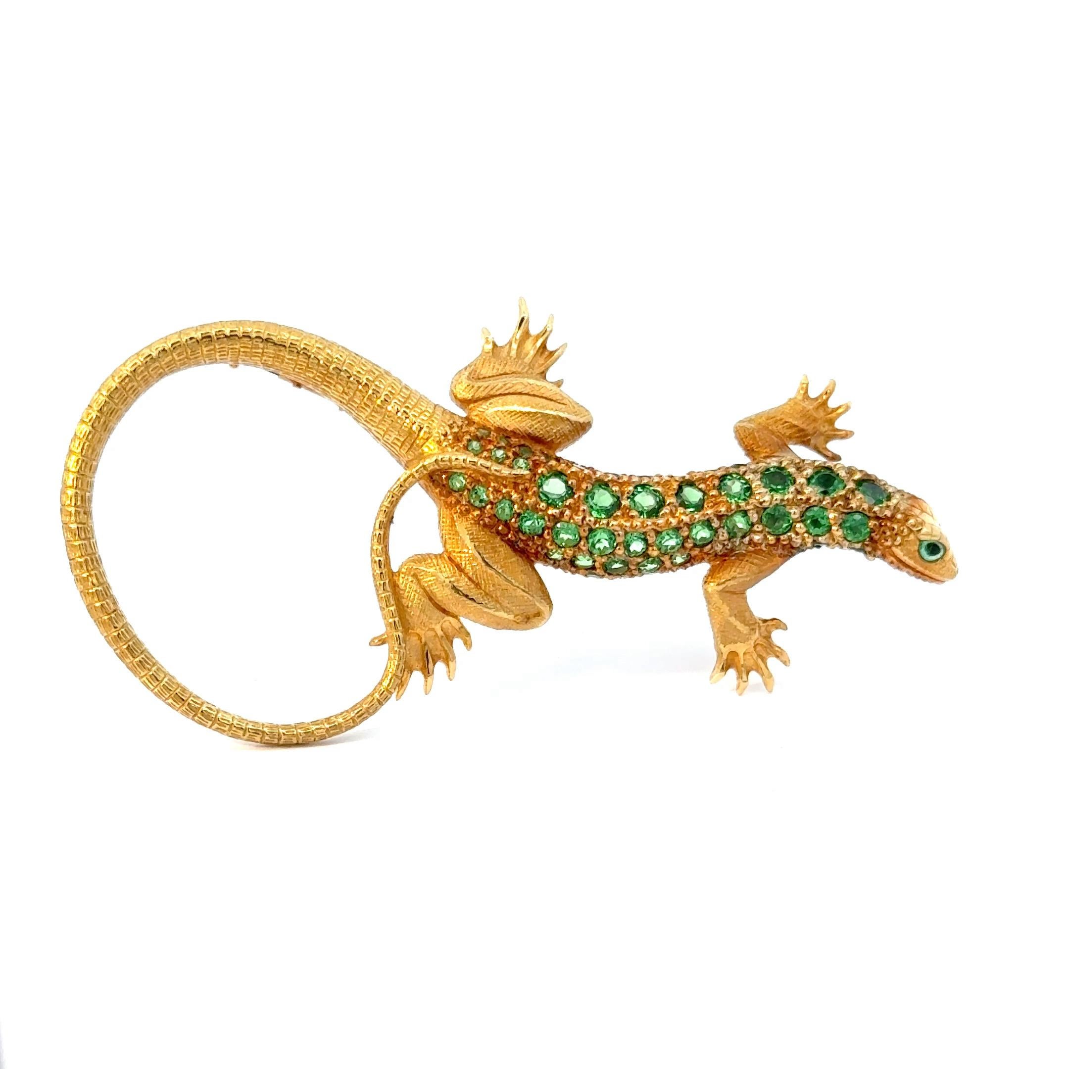 Designed by gemstone-carving-master Alfred Zimmermann, following his designs of his one of a kind gemstones carvings.
This unique brooch has been made in our own goldsmith workshop in Idar-Oberstein. The brooch was handmade in 18ct yellow gold, set