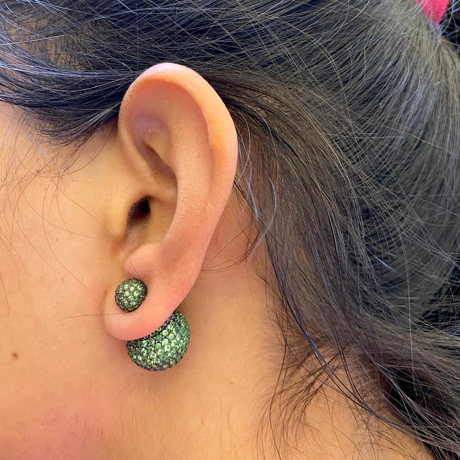 18K: 1.93gms 
Silver:12.36gms,
Tsavorite:11.30Cts
Size: 8-16 MM