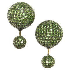 Boucles d'oreilles tunnel en or et argent 18k avec boules micro-pavées en tsavorite