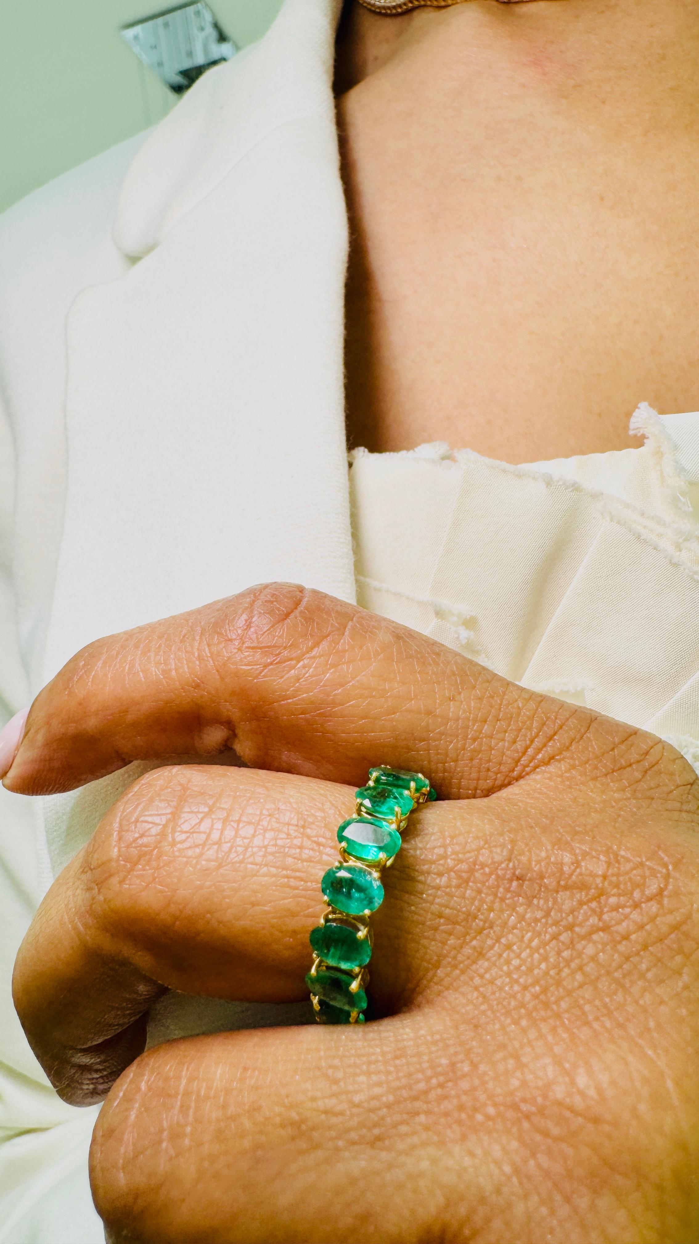 Contemporary Tsavorite Oval Ring In 18K Yellow Gold For Sale
