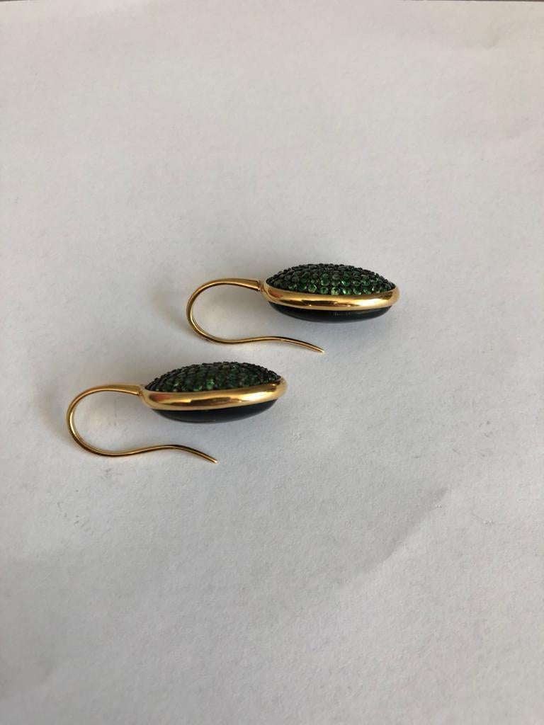 Pendientes de oro amarillo de 18 quilates con pavé de tsavoritas Cabujón en venta