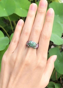 Anello con rana di tsavorite, zaffiro rosa e rubino incastonato in oro bianco 18 carati