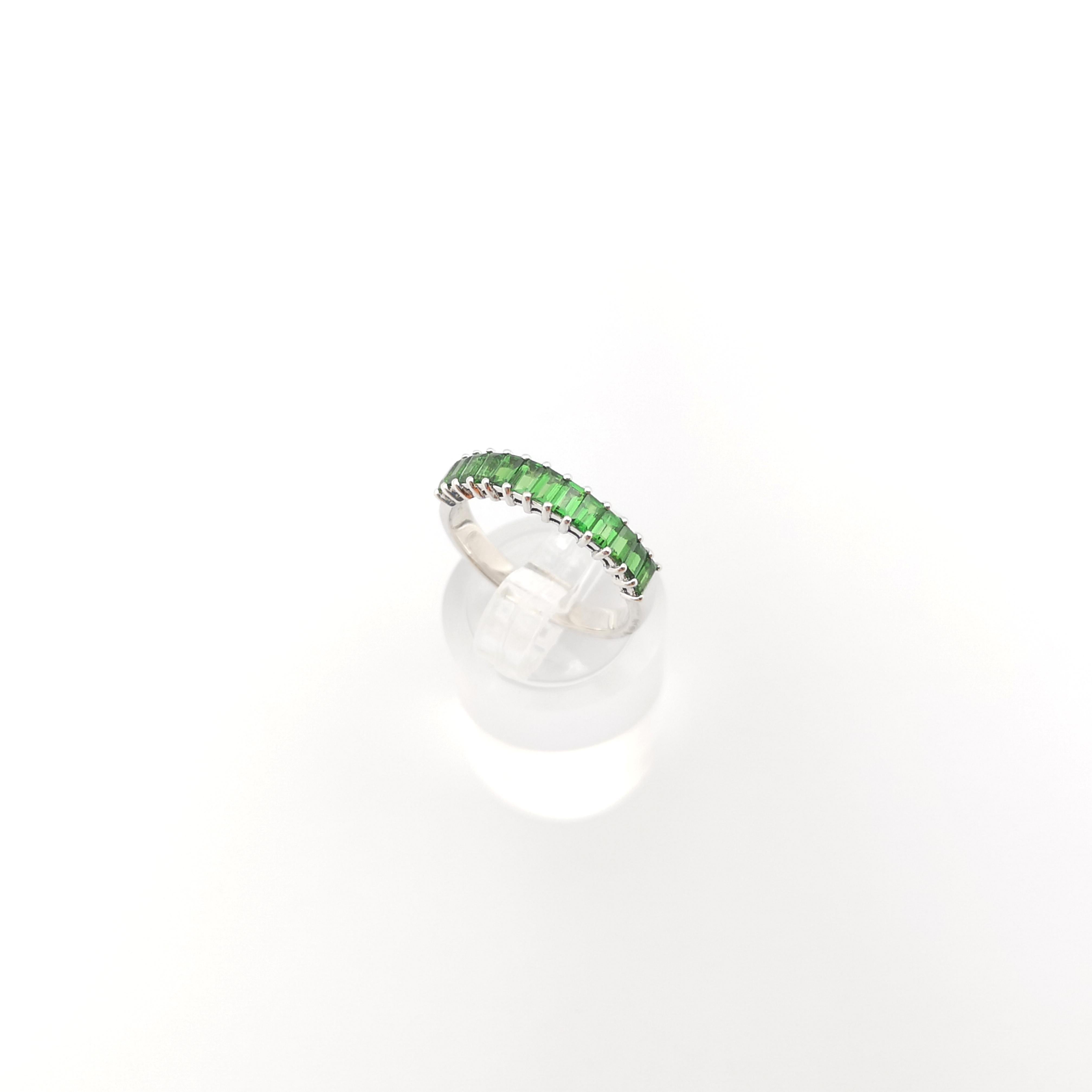 Bague en tsavorite sertie en or blanc 18 carats en vente 5