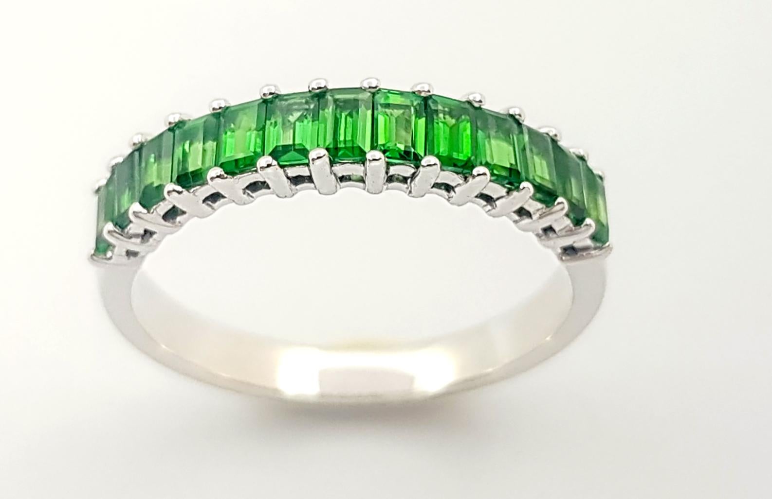 Bague en tsavorite sertie en or blanc 18 carats en vente 2