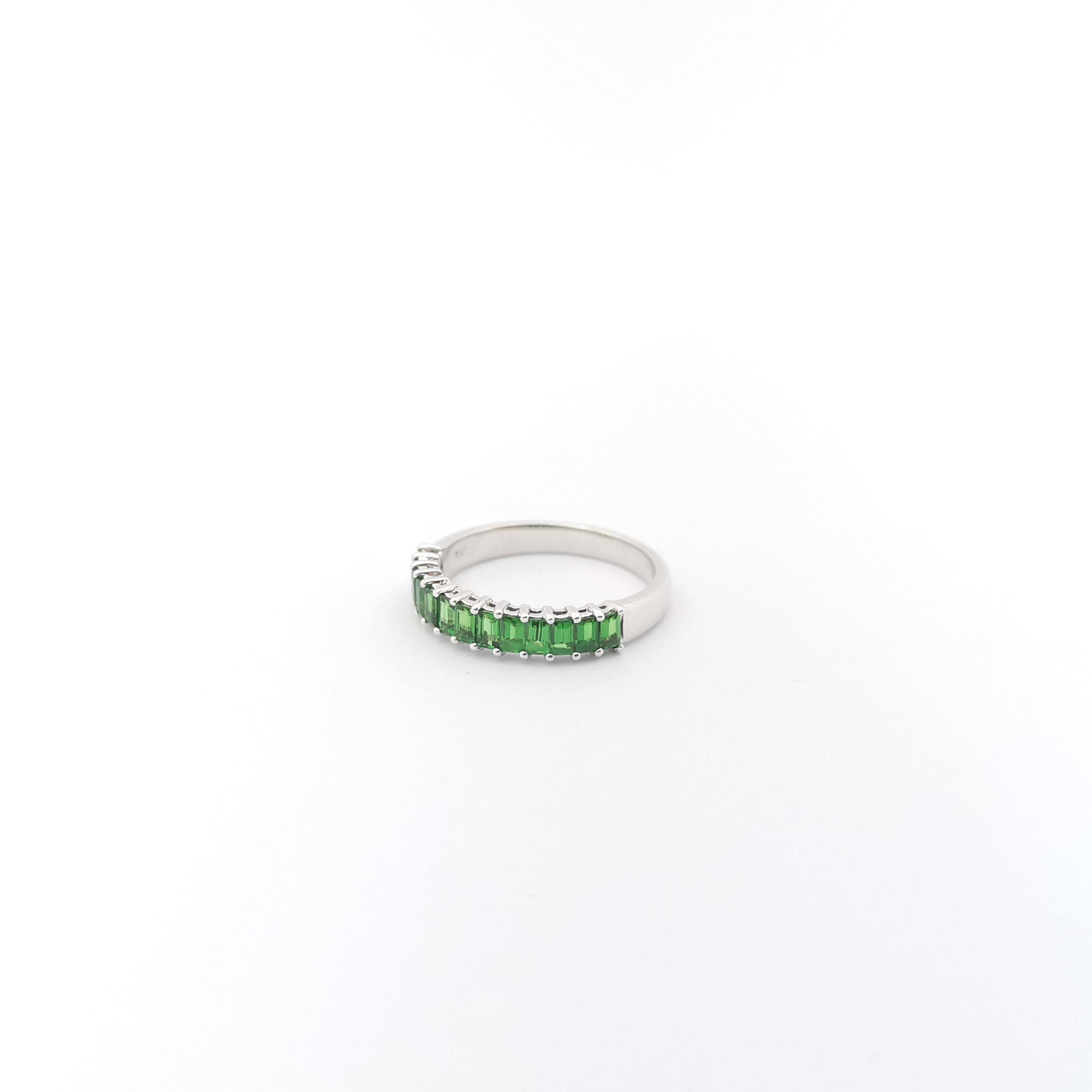 Bague en tsavorite sertie en or blanc 18 carats en vente 3