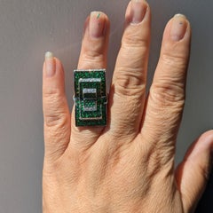 Anello con disegno di tsavorite rotonda e diamante bianco in oro bianco 18K