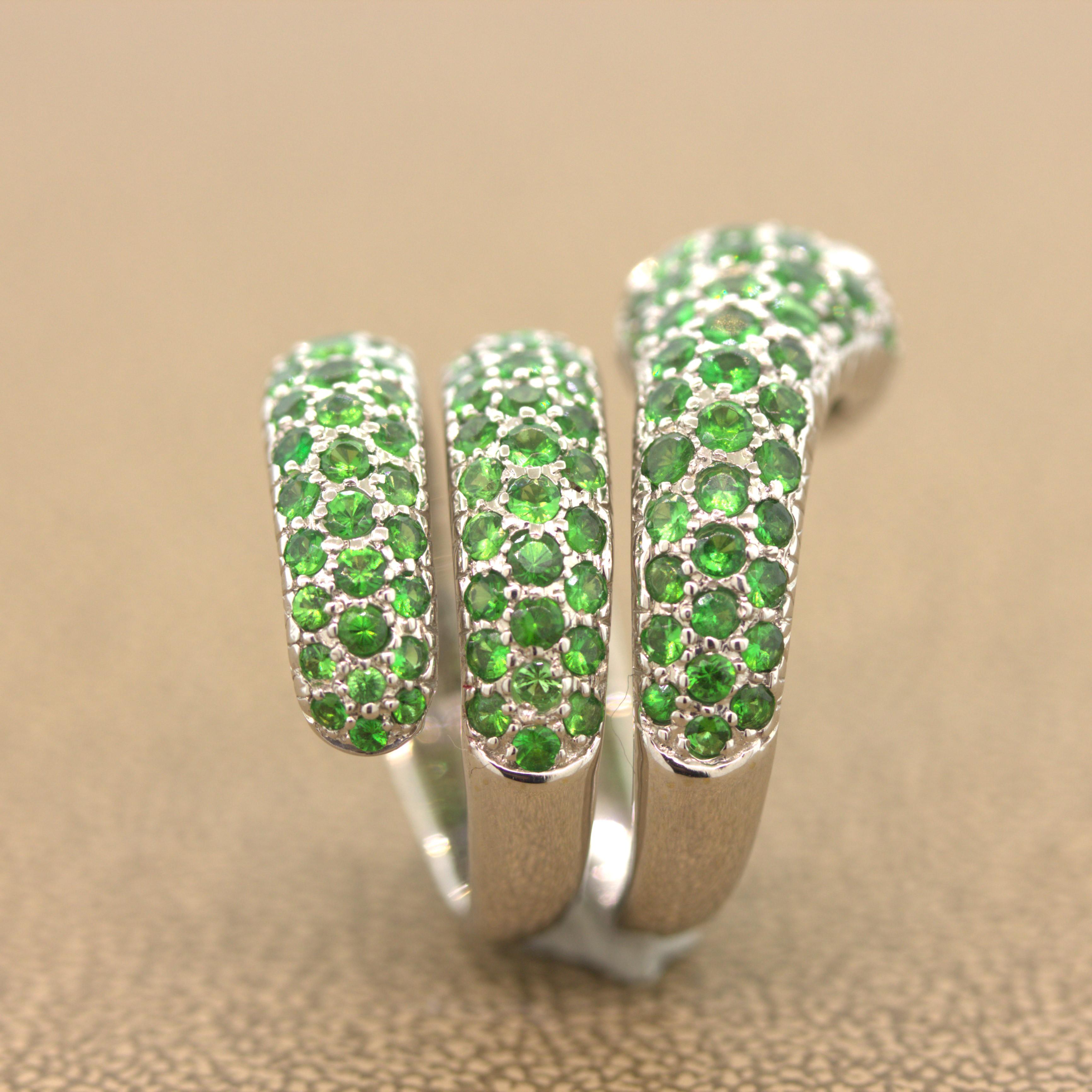 Donna Anello con serpente d'oro con tsavorite e rubino in vendita