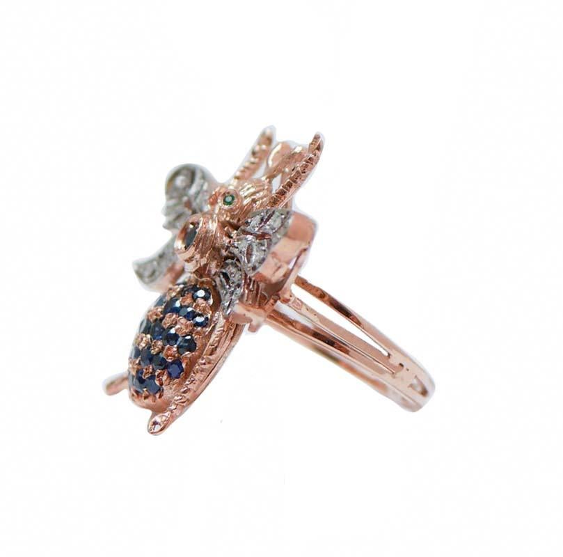 Bague fantaisie en forme de mouche en or rose 9 kt et structure en argent montée avec un saphir  sur le cou et sur le corps ; en guise d'yeux, deux tsavorites et les ailes sont constellées de diamants.
Diamants 0,10 ct
Saphirs 1,19 ct
Tsavorite 0.03