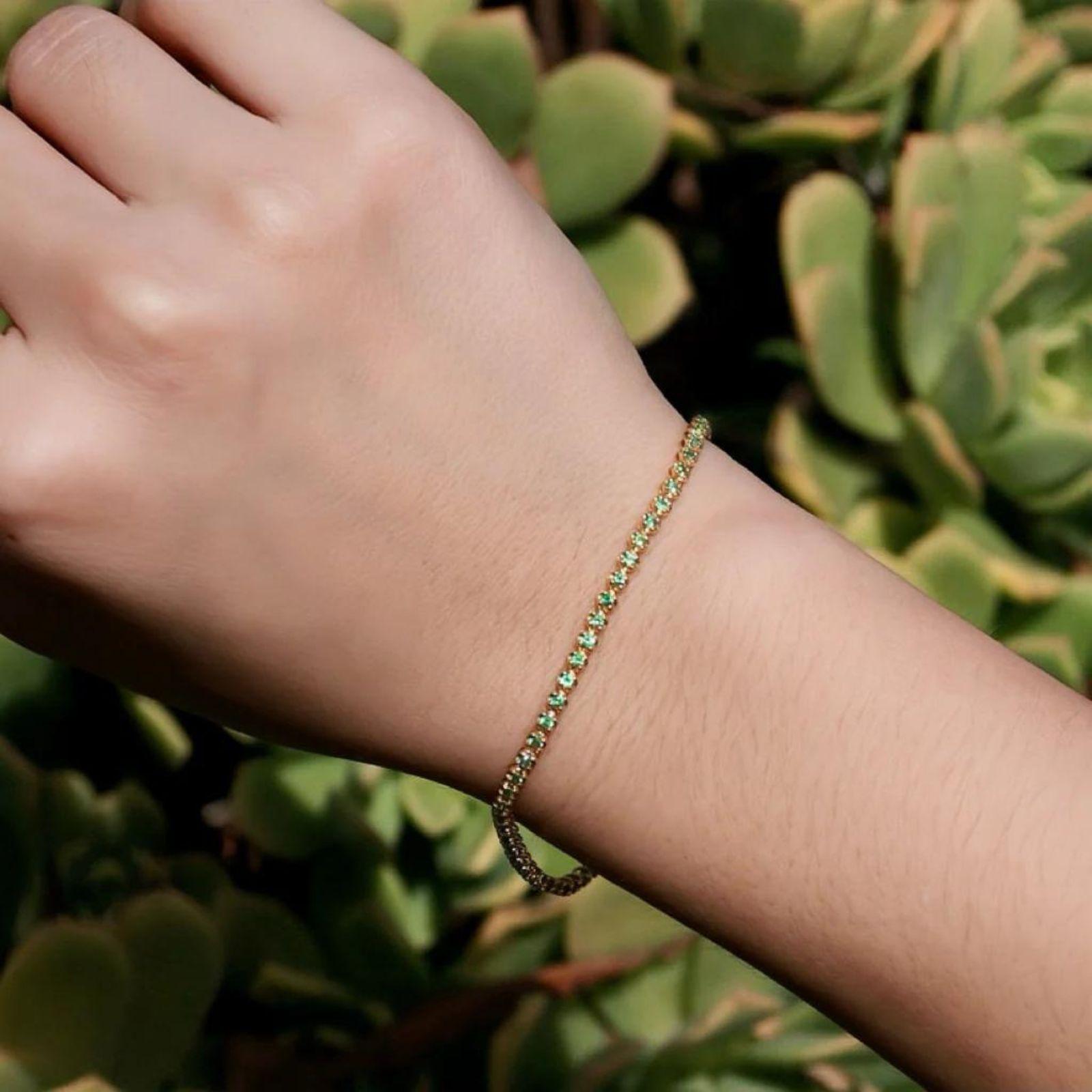 Le bracelet de tennis en tsavorite de Nina Zhou est une pièce envoûtante qui allie magnifiquement couleurs vibrantes et élégance intemporelle. Ce bracelet exquis présente une ligne continue de pierres précieuses tsavorites brillantes, célèbres pour