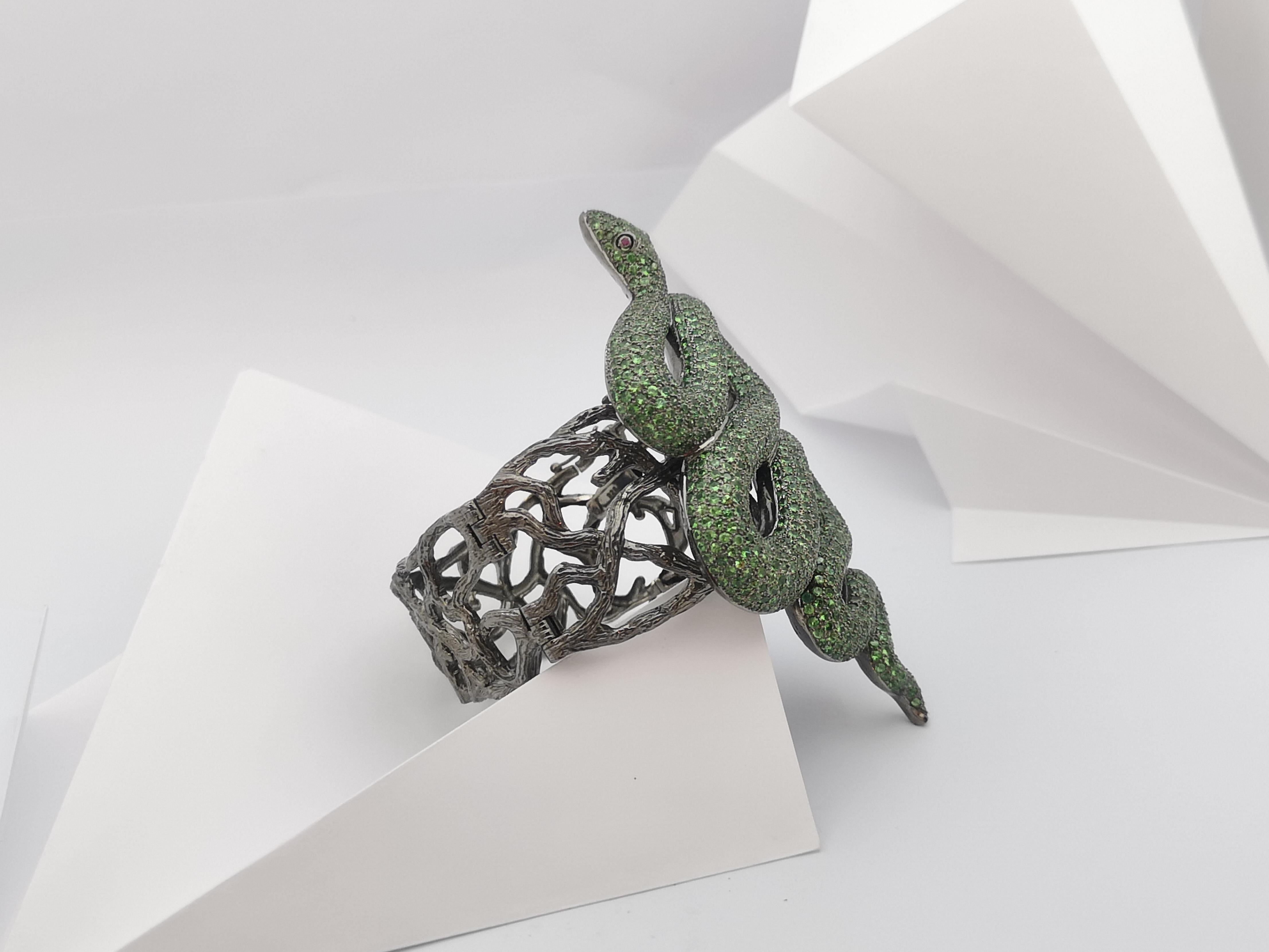 Tsavorite e rubino cabochon con bracciale a serpente in argento in vendita 7