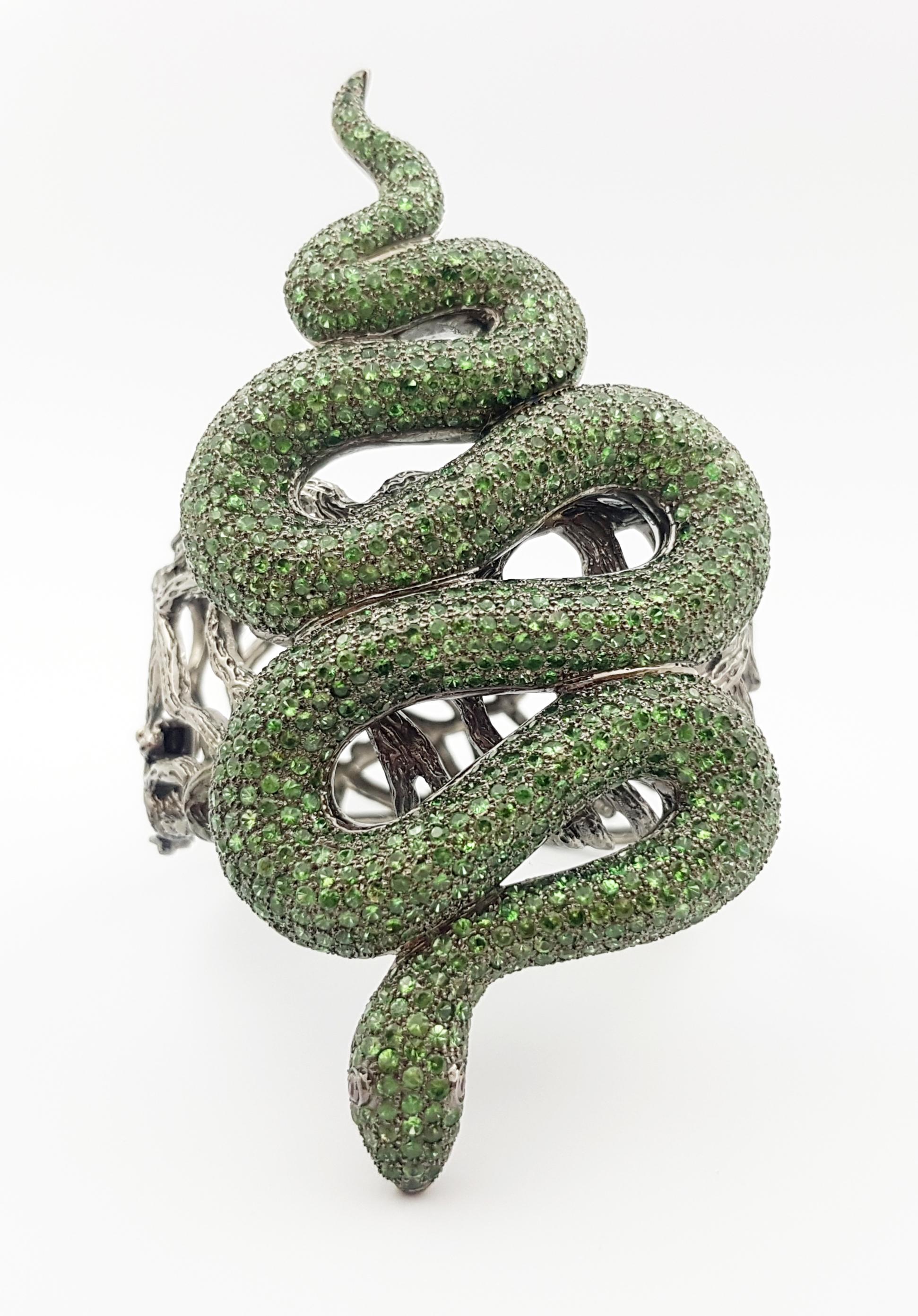 Taglio rotondo Tsavorite e rubino cabochon con bracciale a serpente in argento in vendita