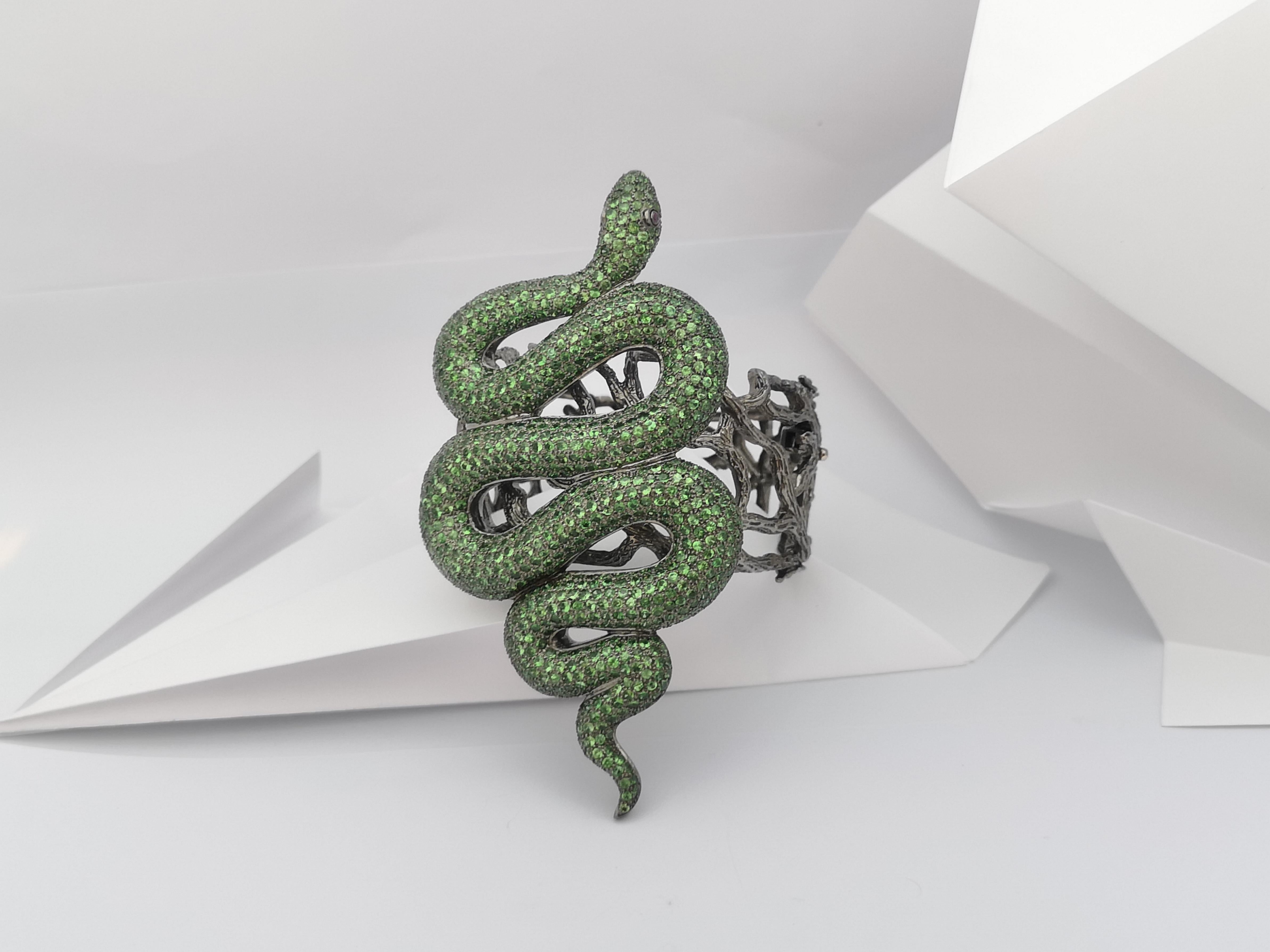 Tsavorite e rubino cabochon con bracciale a serpente in argento In condizioni Nuovo in vendita a Dusit, 10