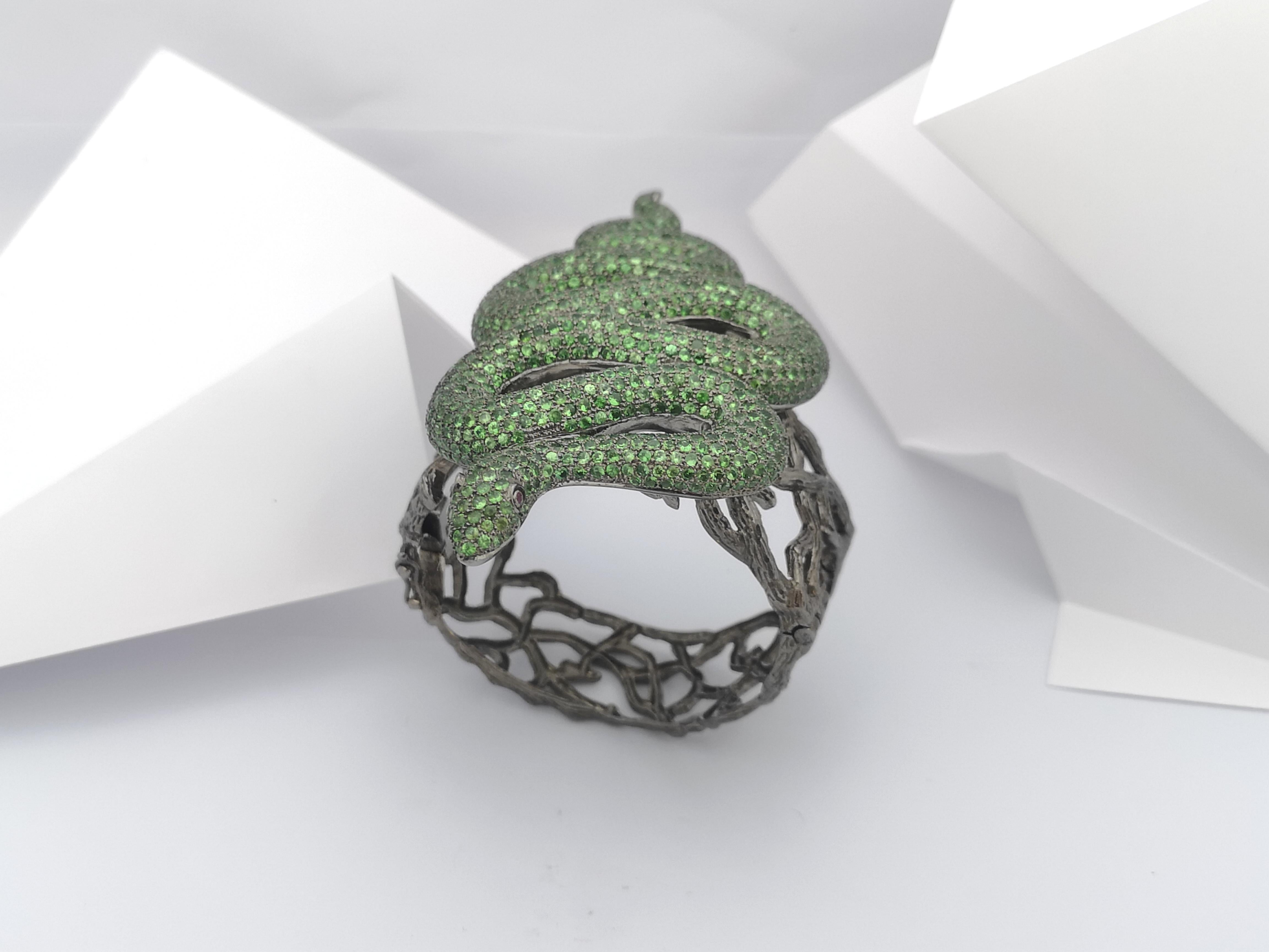 Tsavorite e rubino cabochon con bracciale a serpente in argento in vendita 2