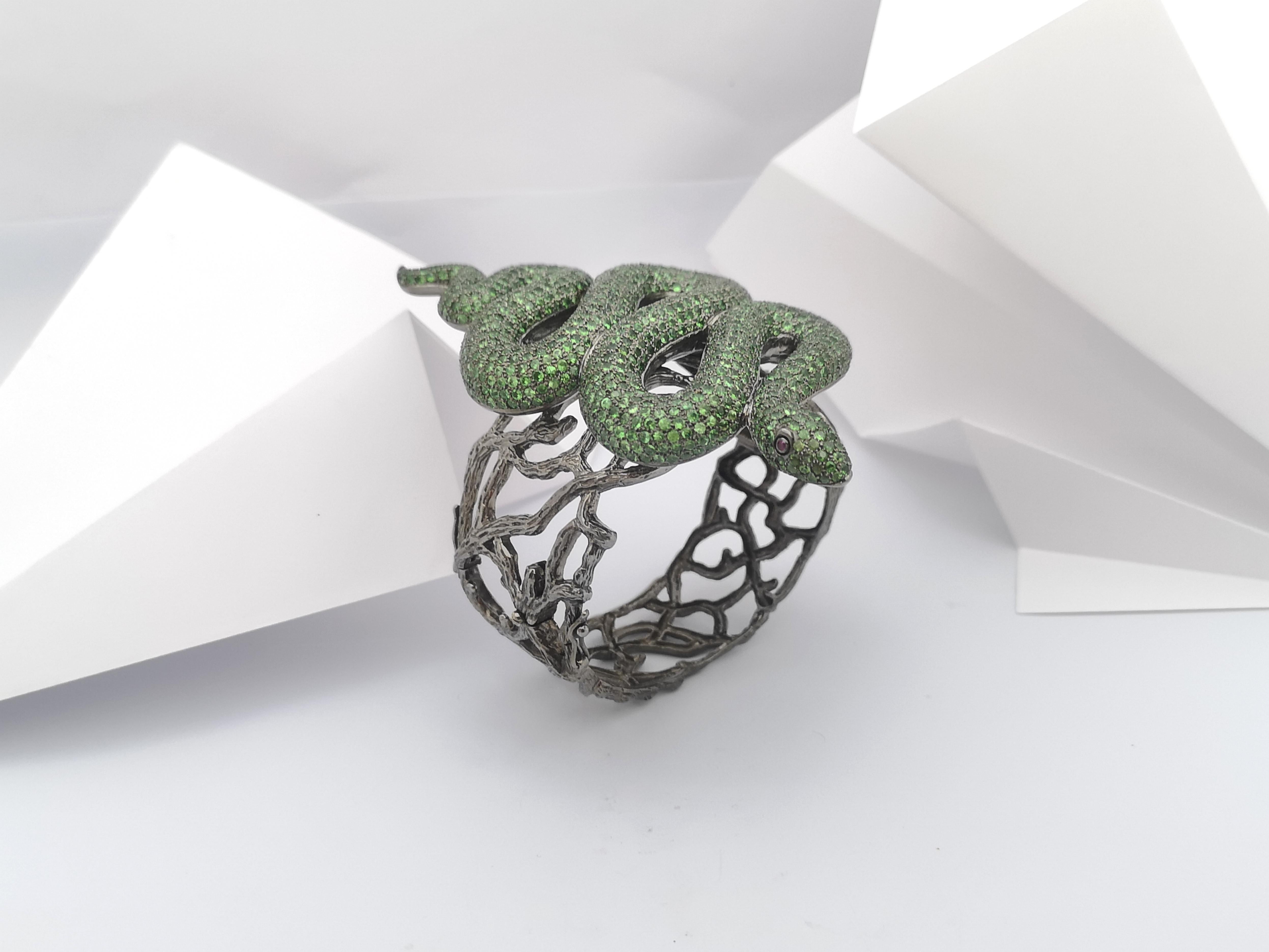 Tsavorite e rubino cabochon con bracciale a serpente in argento in vendita 3