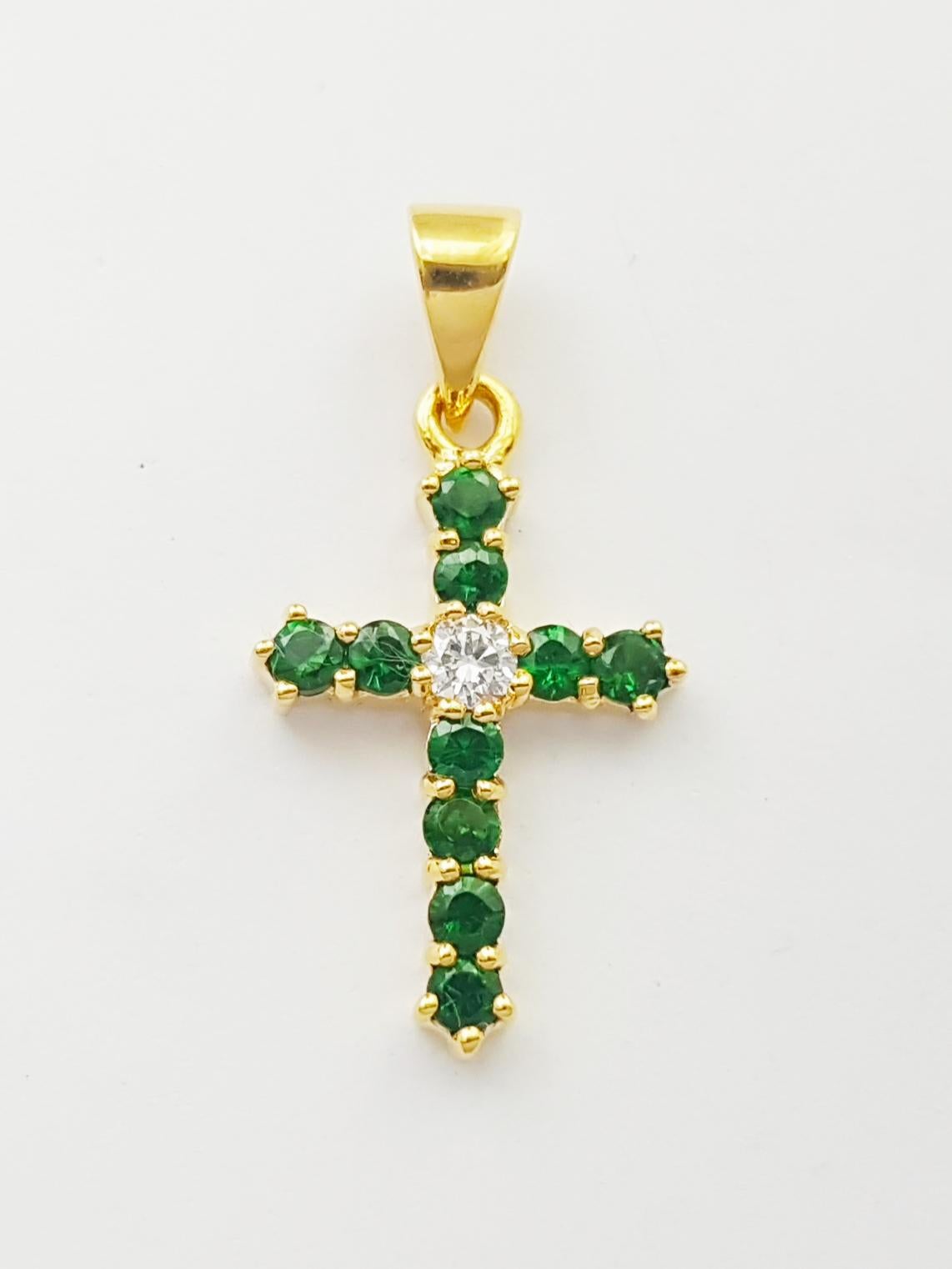 Contemporain Tsavorite avec pendentif croix en diamant serti dans de l'or 18K en vente