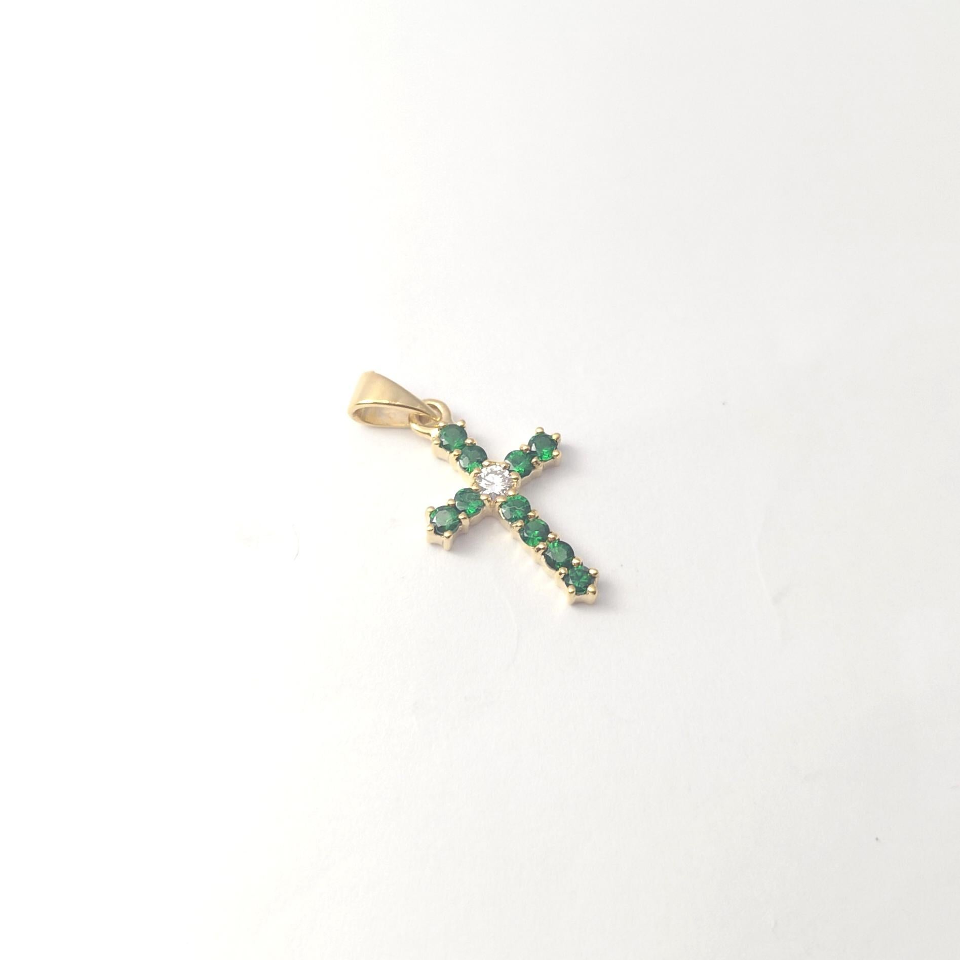 Tsavorite avec pendentif croix en diamant serti dans de l'or 18K Neuf - En vente à Bangkok, TH