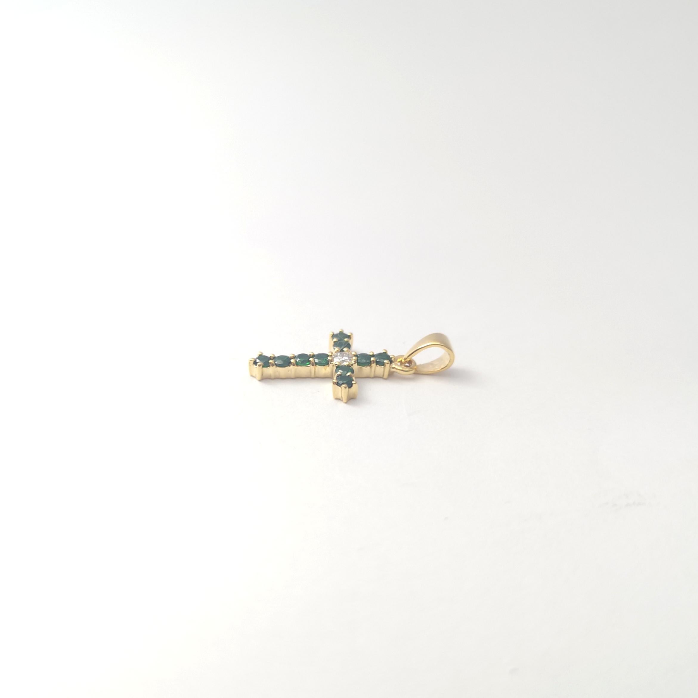 Tsavorite avec pendentif croix en diamant serti dans de l'or 18K en vente 1